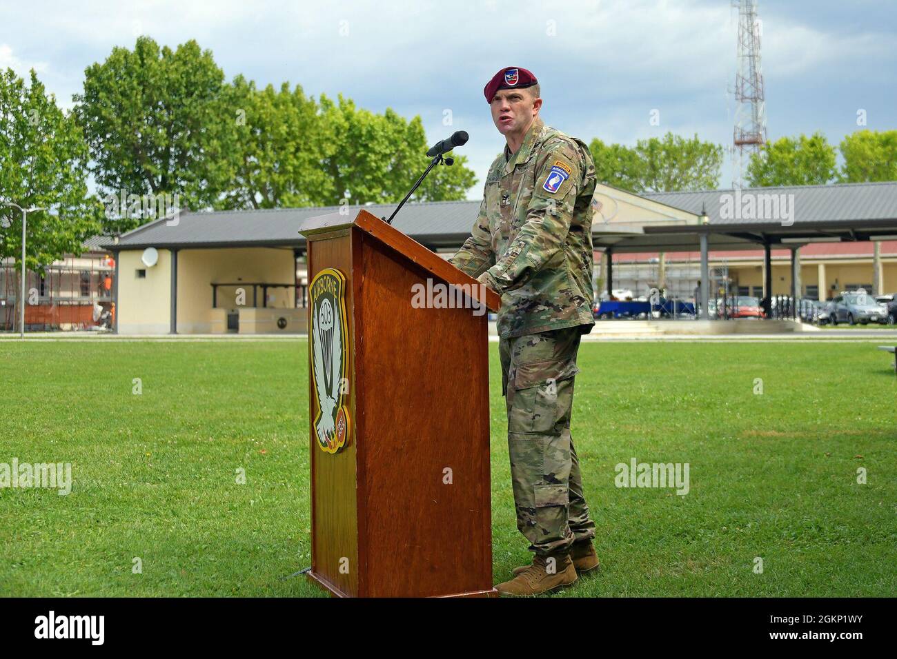 Kenneth J. Burgess, commandant de la 173e Brigade aéroportée de l'Armée des États-Unis, fait des remarques au cours du 1er Bataillon, 503e Régiment d'infanterie, 173e Brigade aéroportée cérémonie de changement de commandement sous condition de prévention Covid-19 à Caserma Del DIN, Vicenza, Italie le 10 juin 2021. La 173e Brigade aéroportée est la Force d'intervention en cas d'urgence de l'armée américaine en Europe, capable de projeter des forces prêtes n'importe où dans les domaines de responsabilité de l'Europe, de l'Afrique ou des commandements centraux des États-Unis. Banque D'Images