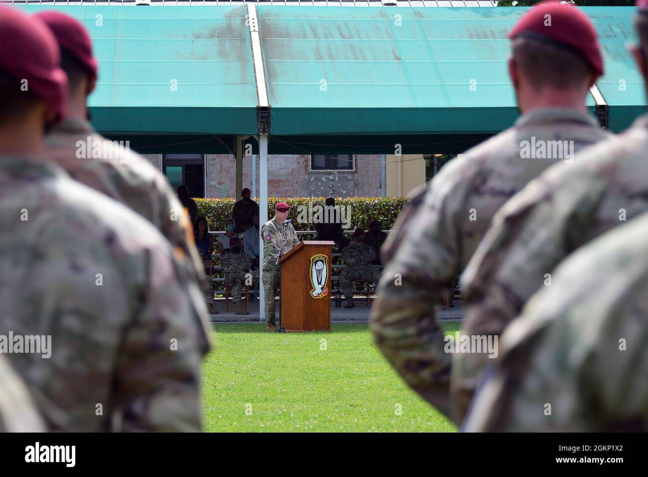 Kenneth J. Burgess, commandant de la 173e Brigade aéroportée de l'Armée des États-Unis, fait des remarques au cours du 1er Bataillon, 503e Régiment d'infanterie, 173e Brigade aéroportée cérémonie de changement de commandement sous condition de prévention Covid-19 à Caserma Del DIN, Vicenza, Italie le 10 juin 2021. La 173e Brigade aéroportée est la Force d'intervention en cas d'urgence de l'armée américaine en Europe, capable de projeter des forces prêtes n'importe où dans les domaines de responsabilité de l'Europe, de l'Afrique ou des commandements centraux des États-Unis. Banque D'Images