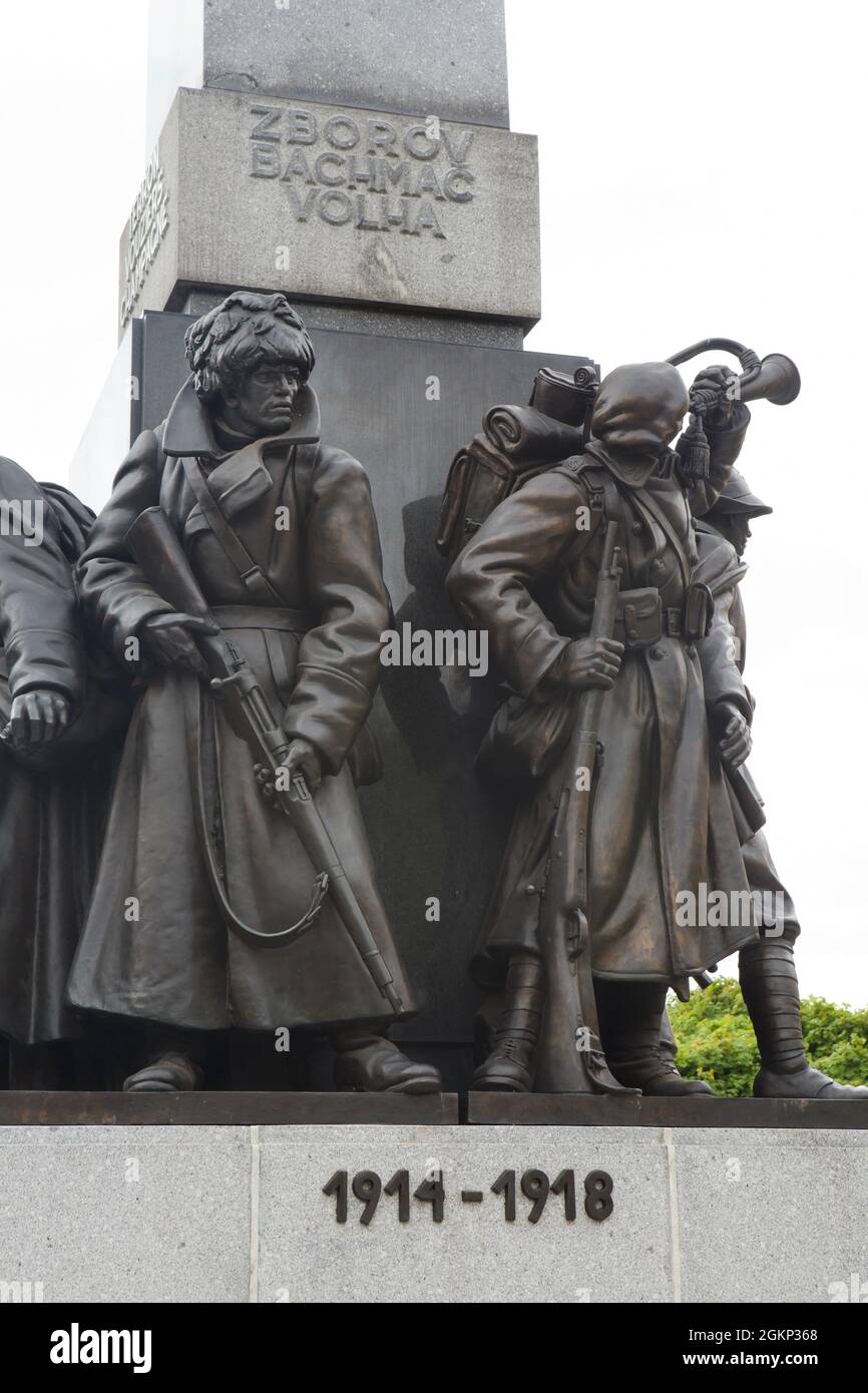 Monument aux légions tchécoslovaques conçu par le sculpteur tchèque Josef Mařatka (1932) à Nové Město (Nouvelle-ville) à Prague, République tchèque. La légionaire tchécoslovaque en Sibérie, Russie, portant l'uniforme d'hiver avec le papakha traditionnel (chapeau d'hiver russe) et tenant le Mosin Nagant est représentée au premier plan. Banque D'Images