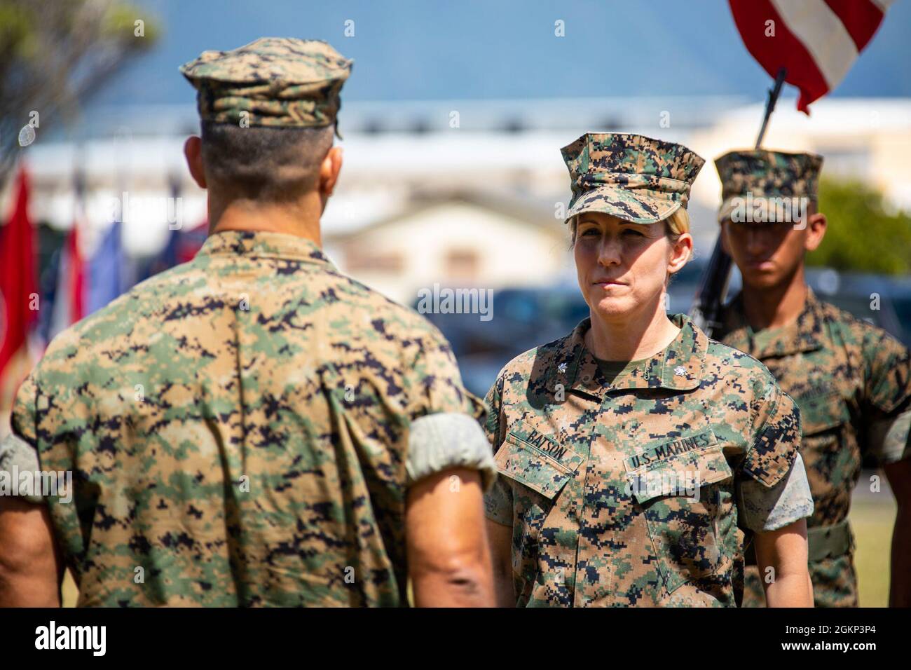 Le lieutenant-colonel Carrie C. Batson du corps des Marines des États-Unis, commandant sortant, Bataillon du quartier général, base des Marines Hawaii, se prépare à recevoir un prix lors de la cérémonie de passation de commandement du HQBN, le 10 juin 2021. Batson a cédé le commandement au lieutenant-colonel Stephen M. McNeil. Banque D'Images