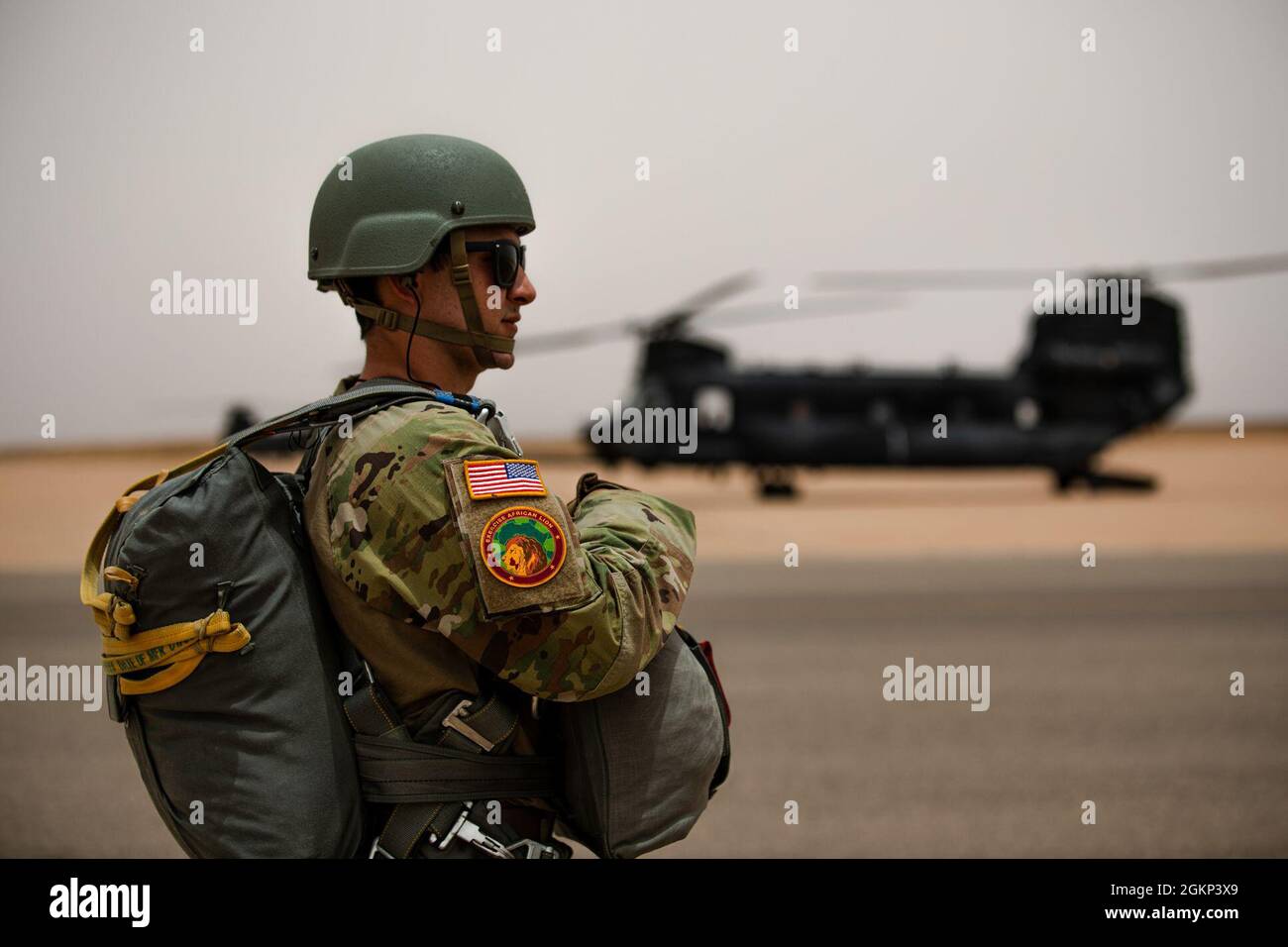 Un parachutiste de l’armée américaine affecté à la Garde nationale de l’Utah se prépare à un saut conjoint avec le 19e Groupe des forces spéciales de la Garde nationale de l’Utah (Airborne) et les parachutistes de l’armée royale marocaine à la base aérienne de Ben Guérir, au Maroc, le 10 juin 2021. African Lion 2021 est l'exercice annuel le plus important, conjoint et premier du Commandement de l'Afrique des États-Unis, organisé par le Maroc, la Tunisie et le Sénégal, le 7-18 juin. Plus de 7,000 participants de neuf pays et de l'OTAN s'entraînent ensemble en mettant l'accent sur l'amélioration de la préparation des forces américaines et des forces des pays partenaires. African Lion 21 est un exercice multidomaine, multicomposant et multinational, qui Banque D'Images