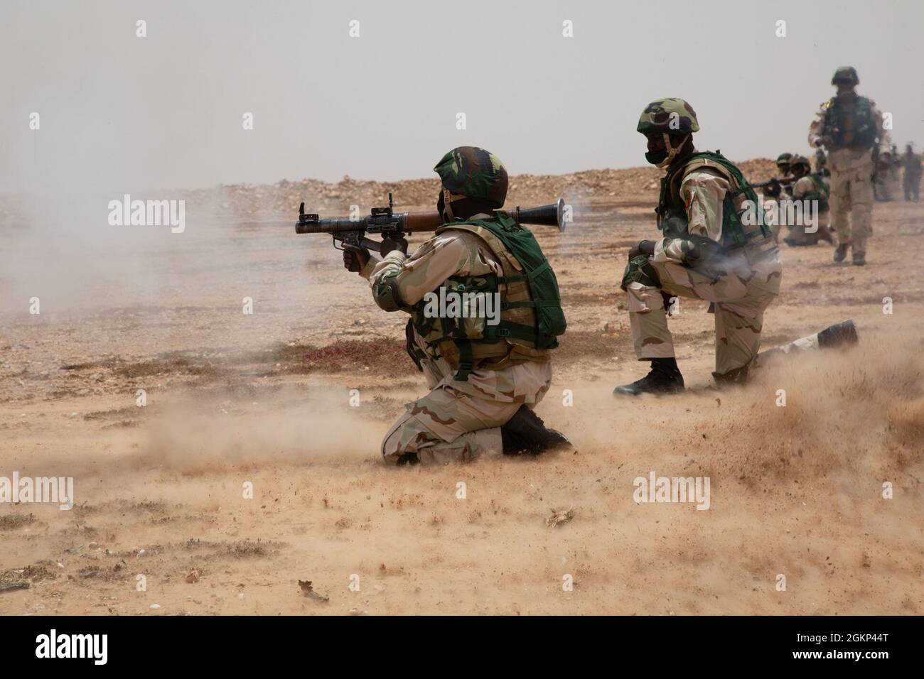 Un soldat des Forces armées sénégalaises lance un lanceur de grenade RPG-7 pendant l'exercice African Lion 21 à Tan Tan, Maroc, le 10 juin 2021. African Lion 2021 est l'exercice annuel le plus important, conjoint et premier du Commandement de l'Afrique des États-Unis, organisé par le Maroc, la Tunisie et le Sénégal, le 7-18 juin. Plus de 7,000 participants de neuf pays et de l'OTAN s'entraînent ensemble en mettant l'accent sur l'amélioration de la préparation des forces américaines et des forces des pays partenaires. African Lion 21 est un exercice multidomaine, multicomposant et multinational, qui utilise une gamme complète de capacités de mission dans le but de renforcer l'interopérabilité entre les p Banque D'Images