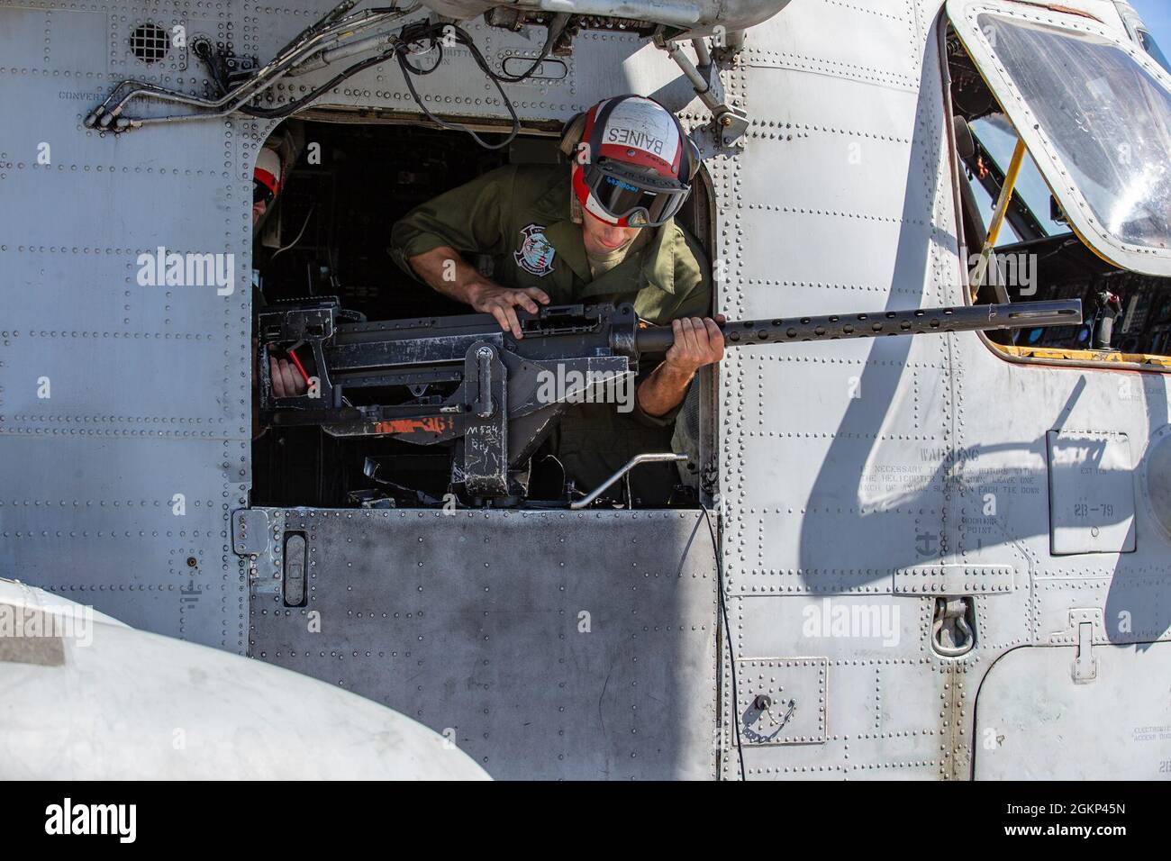 Caporal du corps des Marines des États-Unis Seth Baines, un technicien en ordnance d'aéronef au Marine Heavy Helicopter Squadron (HMH) 462, monte une mitrailleuse de calibre GAU-21 .50 sur un hélicoptère CH-53E Super Stallion pendant le Poseidon Watchtower du MCAS Futenma, Okinawa, Japon, le 10 juin 2021. Poseidon Watchtower est une opération conjointe entre les Marines des États-Unis et la Marine des États-Unis pour améliorer les capacités des opérations expéditionnaires avancées de base dans la zone de responsabilité Indo-Pacific. Banque D'Images