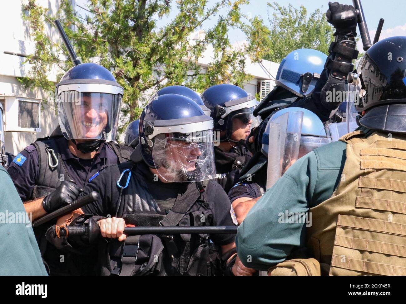 Des soldats des forces armées slovènes s'opposent aux officiers de police du Kosovo lors de l'opération Swift Rescue à l'aérodrome de Gjakova/Gjakovë au Kosovo le 10 juin 2021. L'opération était l'exercice multinational de formation sur le terrain le plus complexe qui ait été mené récemment dans l'histoire de la Force au Kosovo. Les troupes slovènes ont joué le rôle de manifestants civils pendant l'exercice, tandis que les officiers régionaux du PK ont répondu aux premiers rapports d'une perturbation publique. Banque D'Images