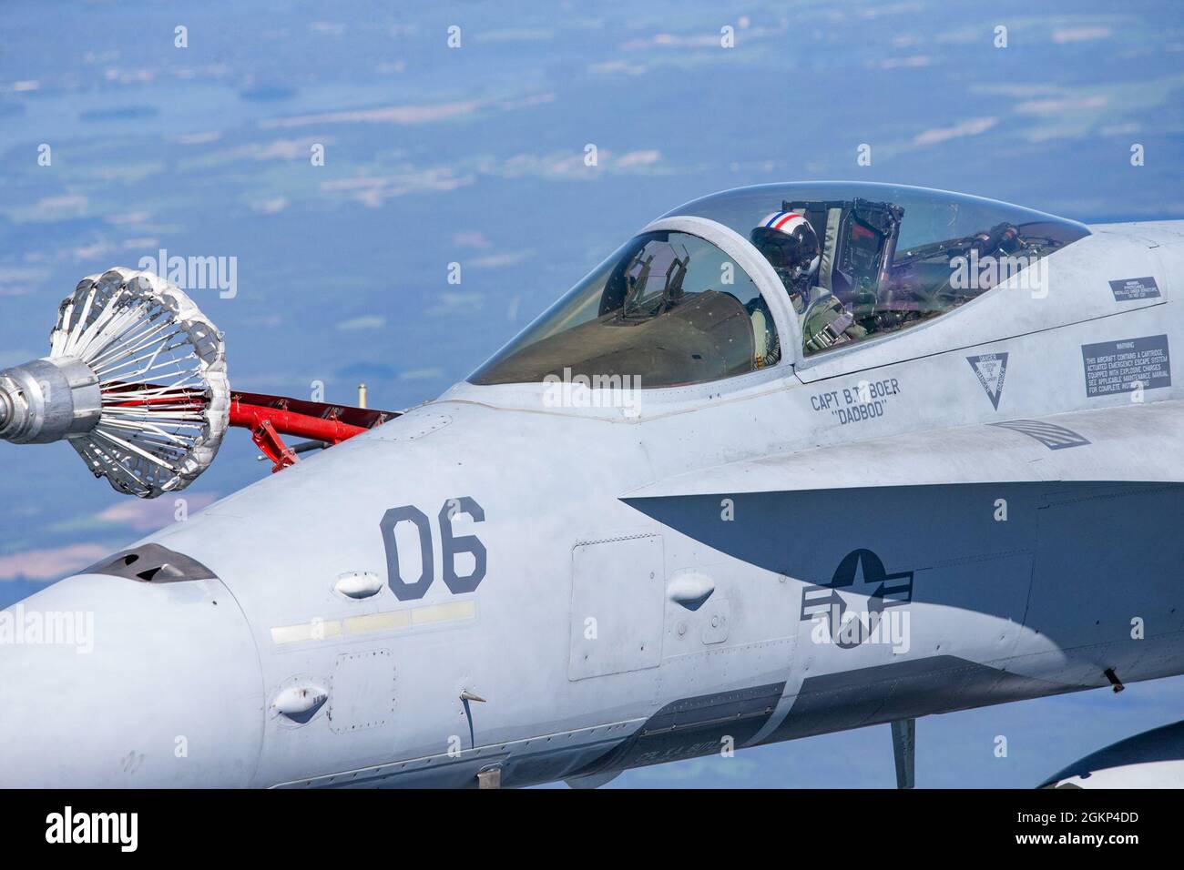 Le capitaine du corps maritime américain Jeff Han manœuvre un F/A-18C Hornet avec le Marine Fighter Attack Squadron (VMFA) 115 vers le panier de ravitaillement d'un KC-130J Super Hercules avec le Marine Aerial Refueler and transport Squadron (VMGR) 452 lors d'opérations de ravitaillement en vol au-dessus de la base aérienne de Rissala, près de Kuopio, en Finlande, le 8 juin 2021. Des Marines avec VMFA-115 sont déployées à Kuopio, en Finlande, pour soutenir la visite de l'escadron ILVES (en finnois pour les Lynx). Le but de la visite DE l'escadron EN ILVES est de mener un entraînement aérien et aérien-terrestre, d'améliorer la compétence en matière de tactiques conjointes et multinationales et d'améliorer les partenariats avec WIT Banque D'Images