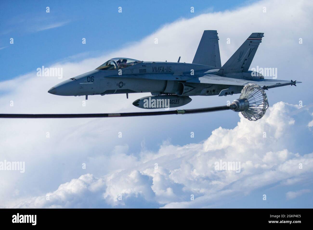 Le capitaine du corps maritime américain Jeff Han manœuvre un F/A-18C Hornet du Marine Fighter Attack Squadron (VMFA) 115 loin du panier de ravitaillement d'un KC-130J Super Hercules avec le Marine Aerial Refueler and transport Squadron (VMGR) 452 lors d'opérations de ravitaillement en vol à la base aérienne de Rissala, près de Kuopio, en Finlande, le 8 juin 2021. Des Marines avec VMFA-115 sont déployées à Kuopio, en Finlande, pour soutenir la visite de l'escadron ILVES (en finnois pour les Lynx). Le but de la visite DE l'escadron À ILVES est de mener une formation air-air et air-sol, d'améliorer la compétence en matière de tactiques conjointes et multinationales et d'améliorer le partenariat Banque D'Images