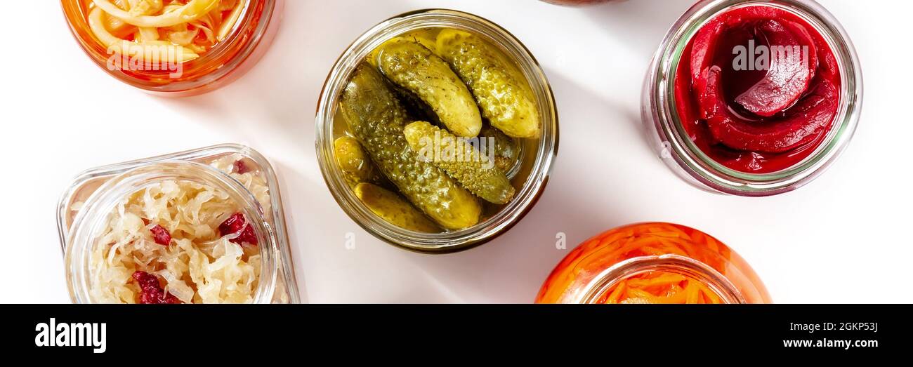 Panorama de la nourriture fermentée, prise depuis le haut sur fond blanc. Cornichons, betteraves en conserve, choucroute et autres légumes probiotiques en pots de verre Banque D'Images