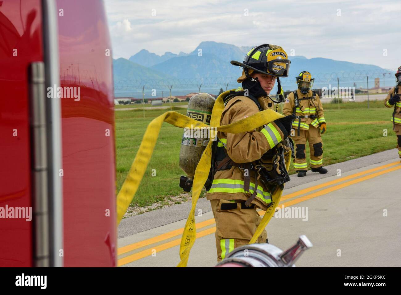 Aviateur de 1re classe Sarah Chavis, pompier du 31e Escadron de génie civil, déroule un tuyau d'incendie lors d'un événement de formation d'urgence d'hydrazine de routine à la base aérienne d'Aviano, en Italie, le 10 juin 2021. Au cours de la formation d'intervention d'urgence en hydrazine, la section des systèmes de carburant des aéronefs du 31e Escadron de maintenance et le service des incendies du 31e Escadron de maintenance ont travaillé ensemble pour améliorer le temps d'intervention, la coordination et la communication entre les deux équipes lorsqu'elles ont répondu à une fuite d'hydrazine. Banque D'Images