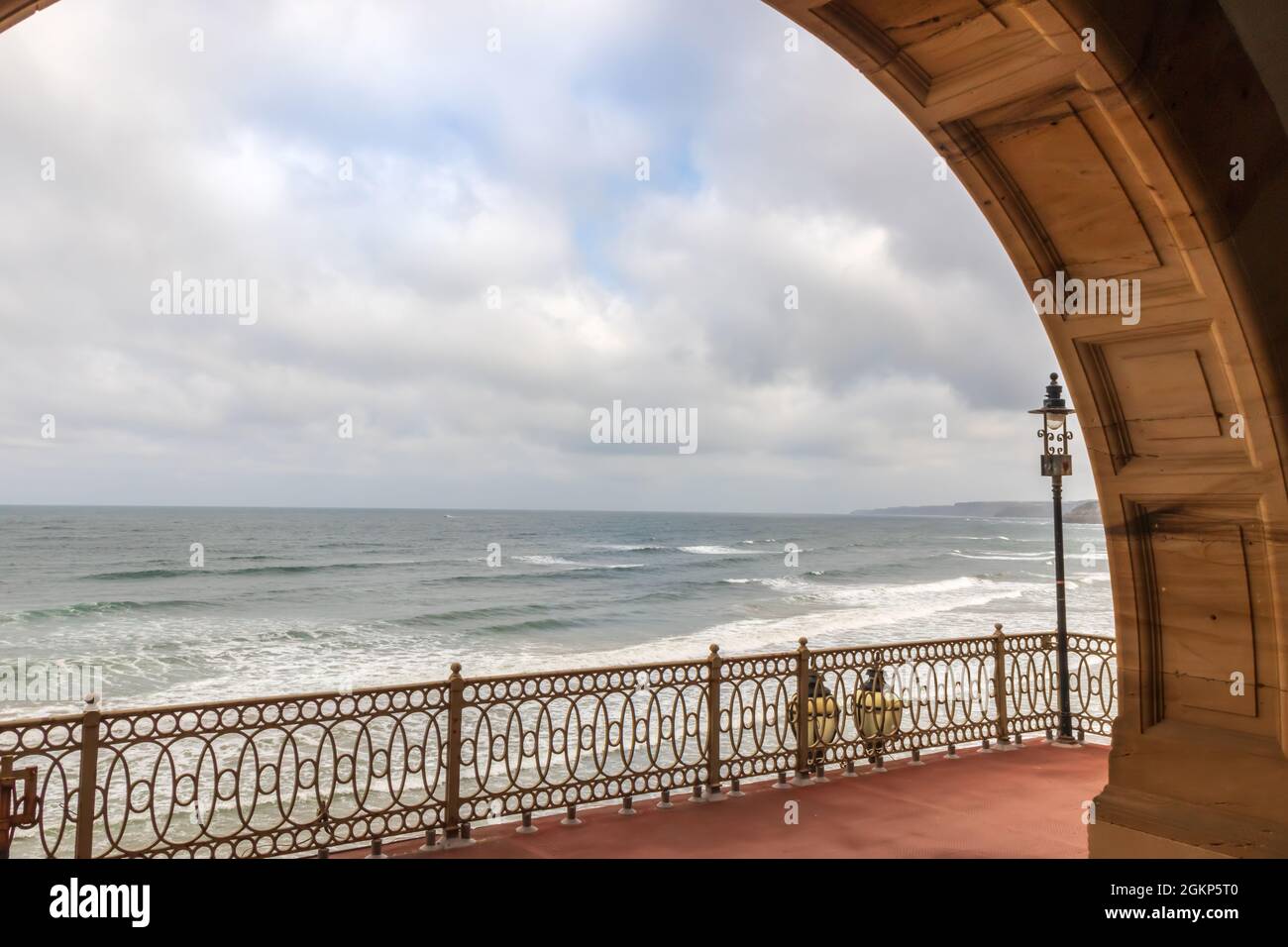 Mer du Nord vue sur les vagues depuis la terrasse victorienne historique avec balustrade en fer forgé d'époque à Scarborough, Angleterre. Banque D'Images