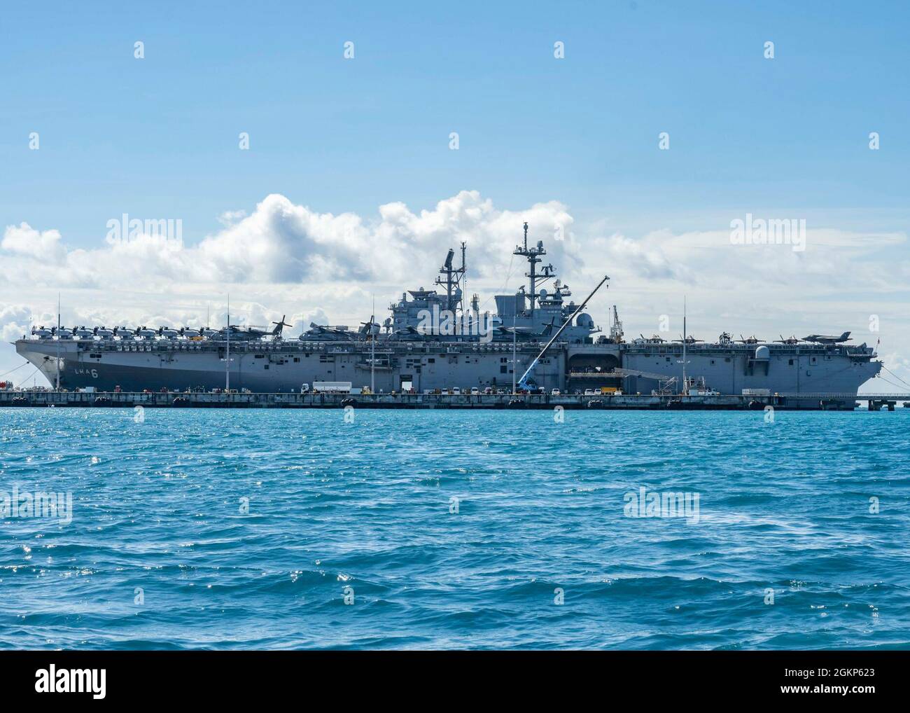 WHITE BEACH, Japon (juin 10, 2021) navire d'assaut amphibie de classe américaine USS America (LHA 6) quai amarré au commandant, activités de la flotte base navale d'Okinawa White Beach, Okinawa (Japon) 10 juin 2021. Banque D'Images