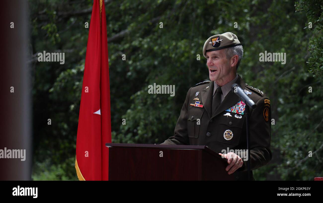 Le général de l'armée américaine Richard Clarke, commandant général du Commandement des opérations spéciales des États-Unis, prend la parole lors de la cérémonie de promotion du colonel de l'armée américaine Lawrence Ferguson, commandant adjoint des opérations sortant de la 82e Division aéroportée de fort Bragg, en Caroline du Nord, le 10 juin 2021. Lawrence a été promu au grade de brigadier général. Banque D'Images