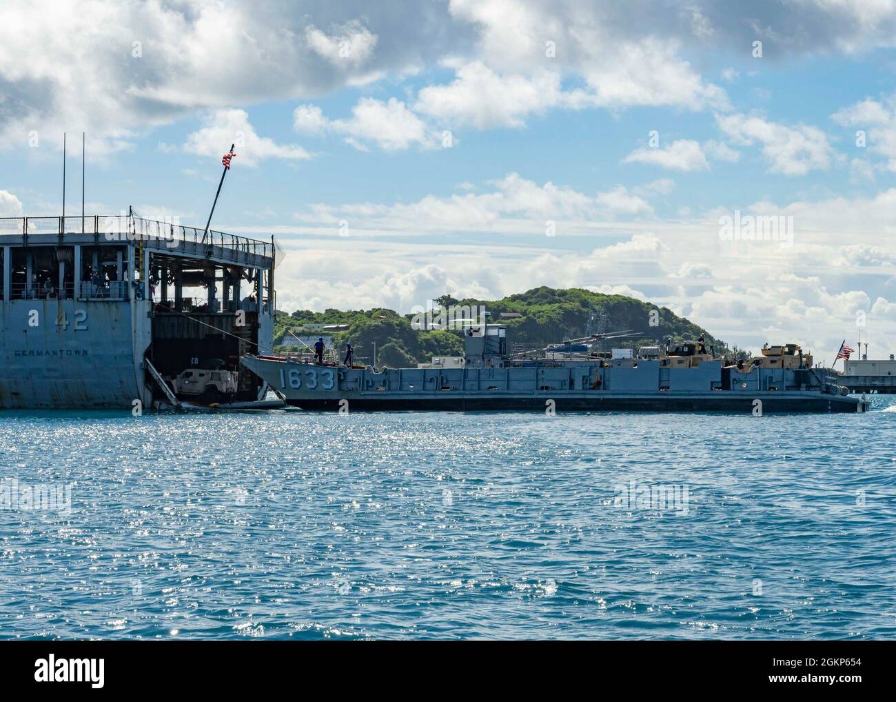 WHITE BEACH, Japon (juin 10, 2021) Un utilitaire d'embarcation délègue des véhicules marins de la Force expéditionnaire maritime III dans le pont de puits du navire d'atterrissage de quai de classe Whidbey Island USS Germantown (LSD 42) au commandant, activités de la flotte, installation navale d'Okinawa White Beach, Okinawa, Japon 10 juin 2021. Banque D'Images