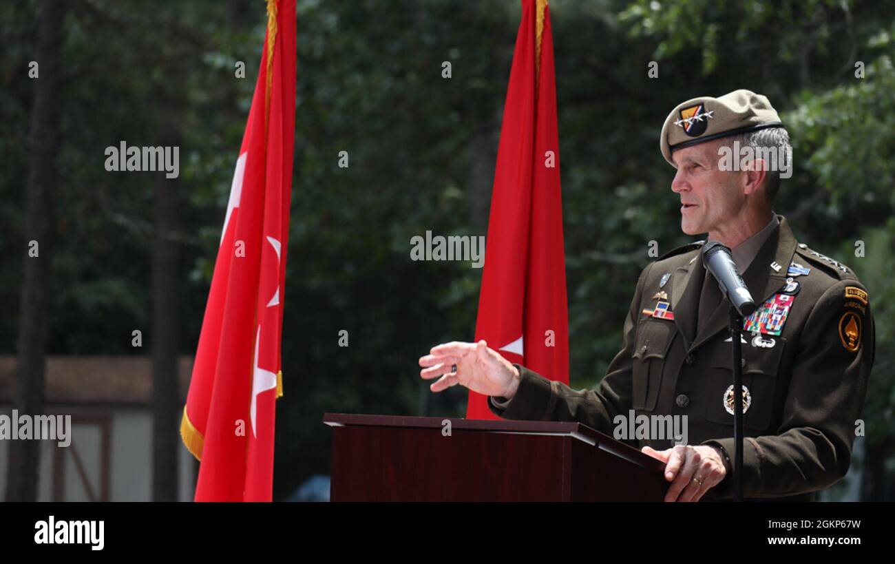 Le général de l'armée américaine Richard Clarke, commandant général du Commandement des opérations spéciales des États-Unis, prend la parole lors de la cérémonie de promotion du colonel de l'armée américaine Lawrence Ferguson, commandant adjoint des opérations sortant de la 82e Division aéroportée de fort Bragg, en Caroline du Nord, le 10 juin 2021. Lawrence a été promu au grade de brigadier général. Banque D'Images