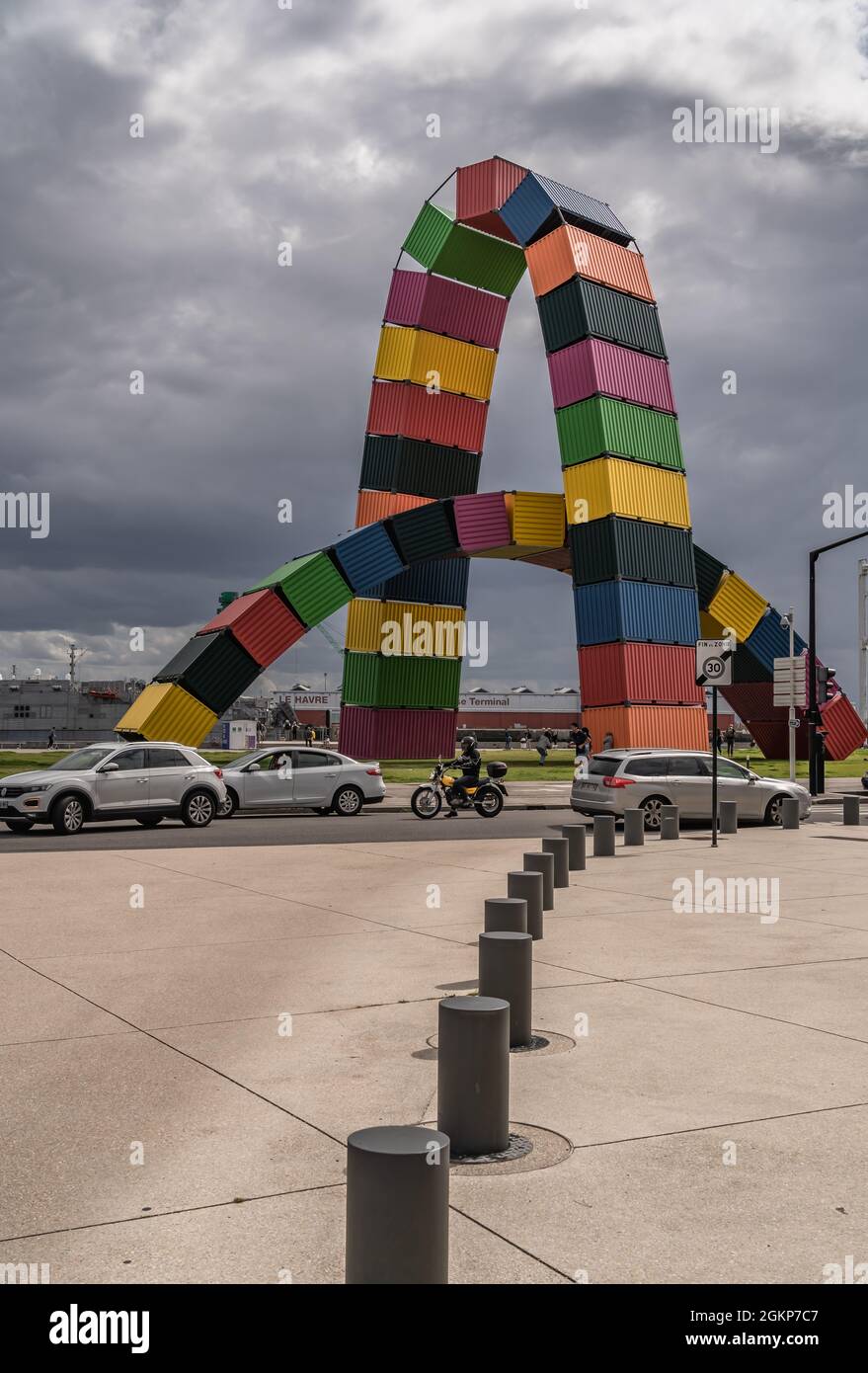 Le Havre, France - 8 août 2021 : installation contemporaine colorée Catene de Containers par Vincent Ganivet dans le port de Southampton du Havre, France, Banque D'Images