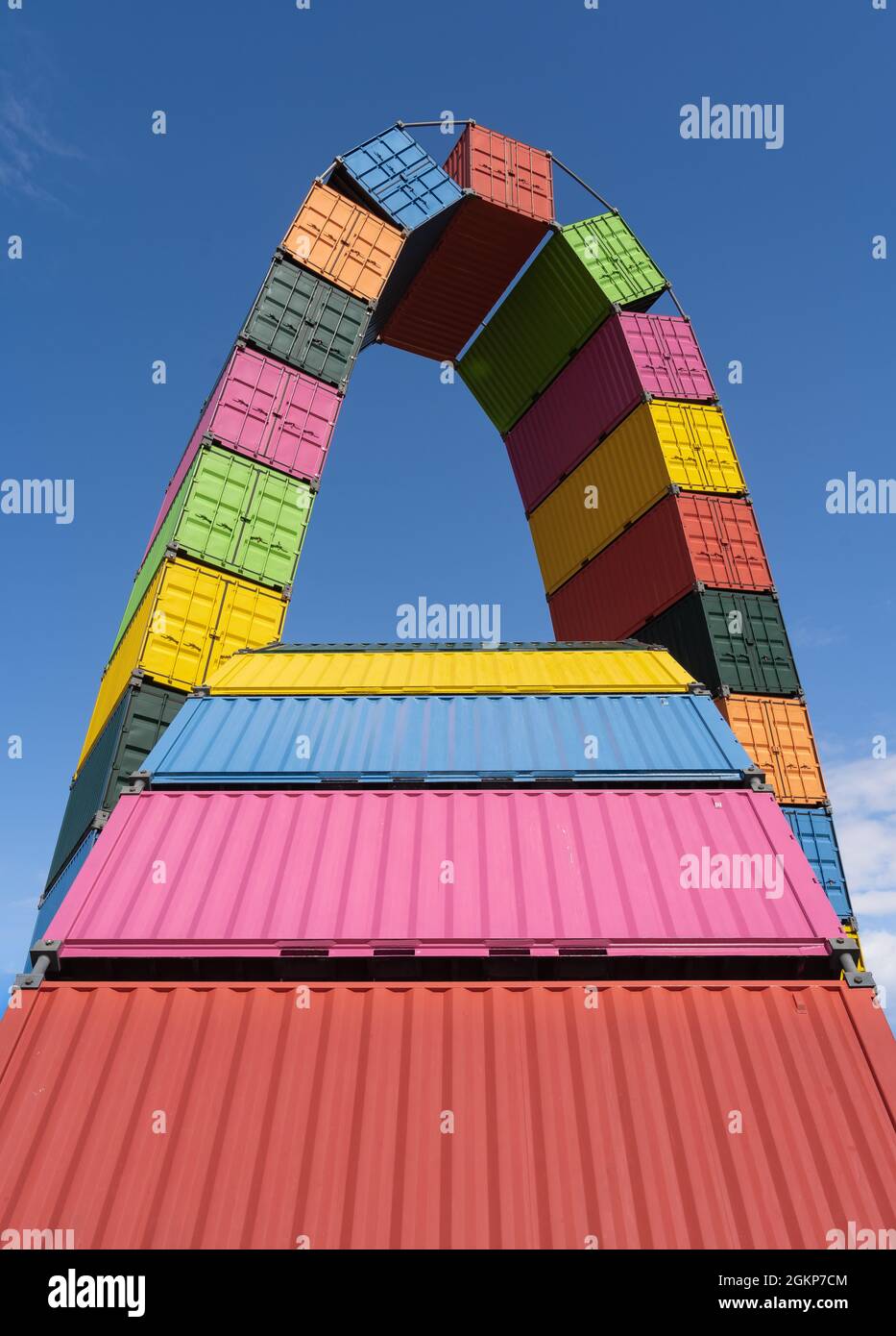 Le Havre, France - 8 août 2021 : installation contemporaine colorée Catene de Containers par Vincent Ganivet dans le port de Southampton du Havre, France, Banque D'Images