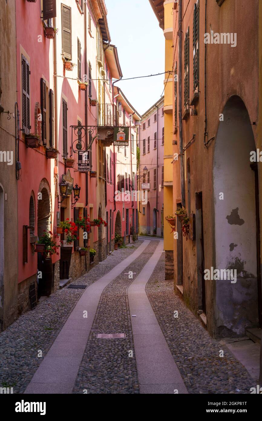 Rue de Garbagna, ville historique dans la province d'Alessandria, Piémont, Italie Banque D'Images