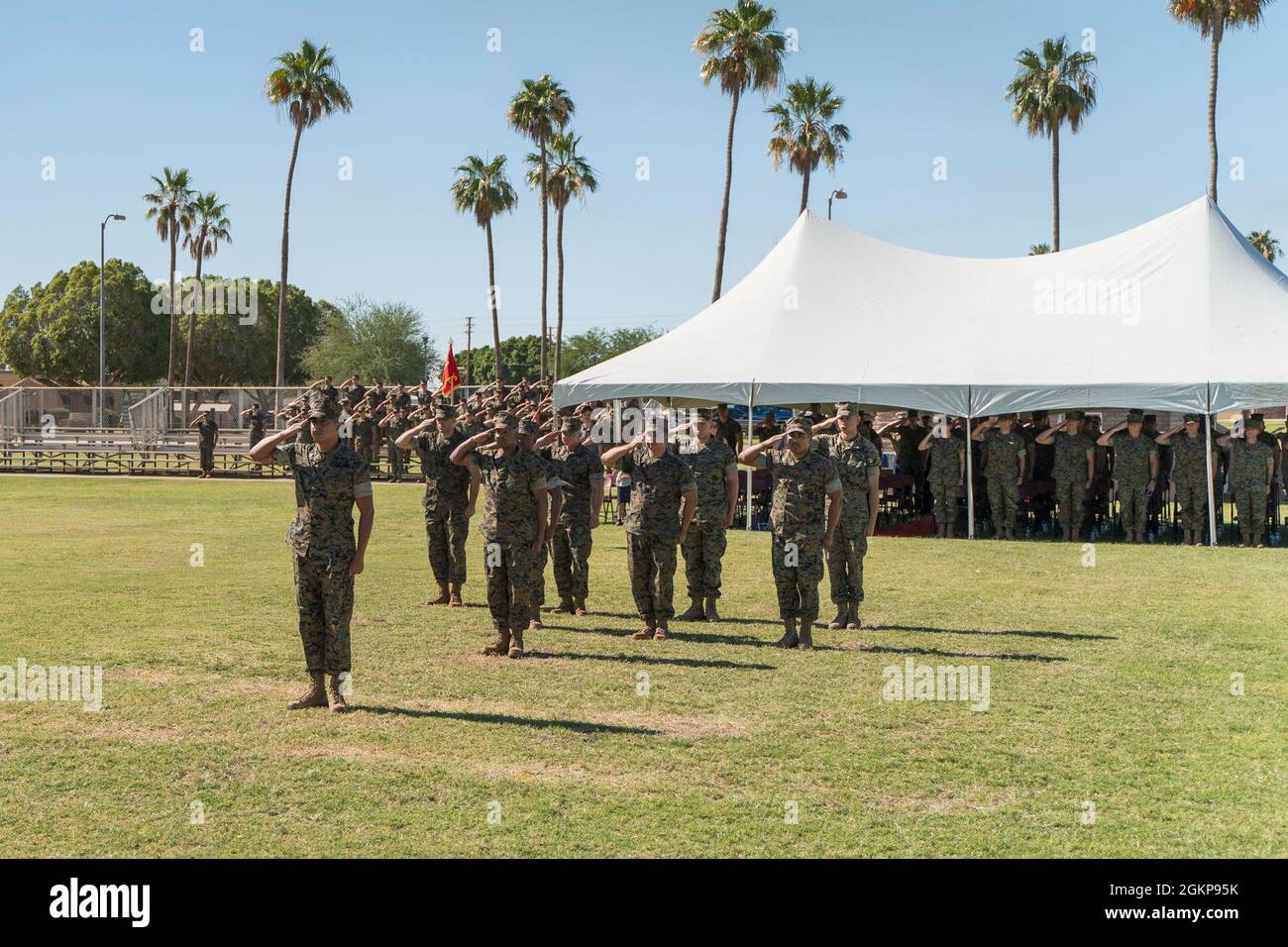 Les Marines des États-Unis saluent les couleurs tandis que l'hymne national joue sur la Marine corps Air Station Yuma, Arizona, 11 juin 2021. Les Marines ont participé à une cérémonie de poste et de secours pour le sergent-major de l'escadron de contrôle aérien maritime 1. Banque D'Images