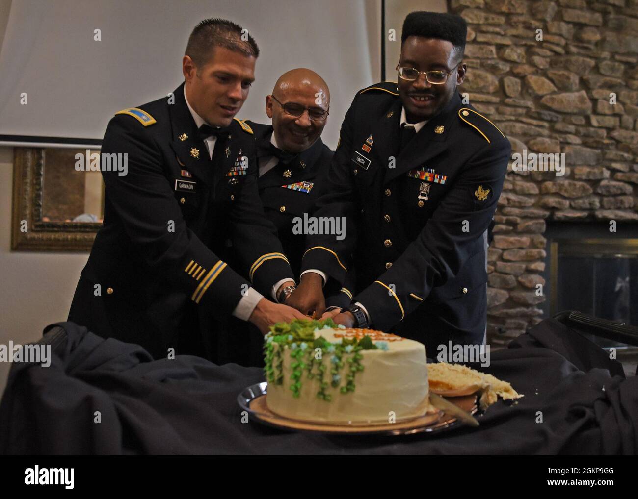 Le Lieutenant Colonel Joseph Garwacki De L Armee Americaine Le Commandant Du 344e Bataillon Des Renseignements Militaires Et Le Spc Avion Smith Etudiante De 344th Mi Bn A Coupe Le Gateau Lors De La