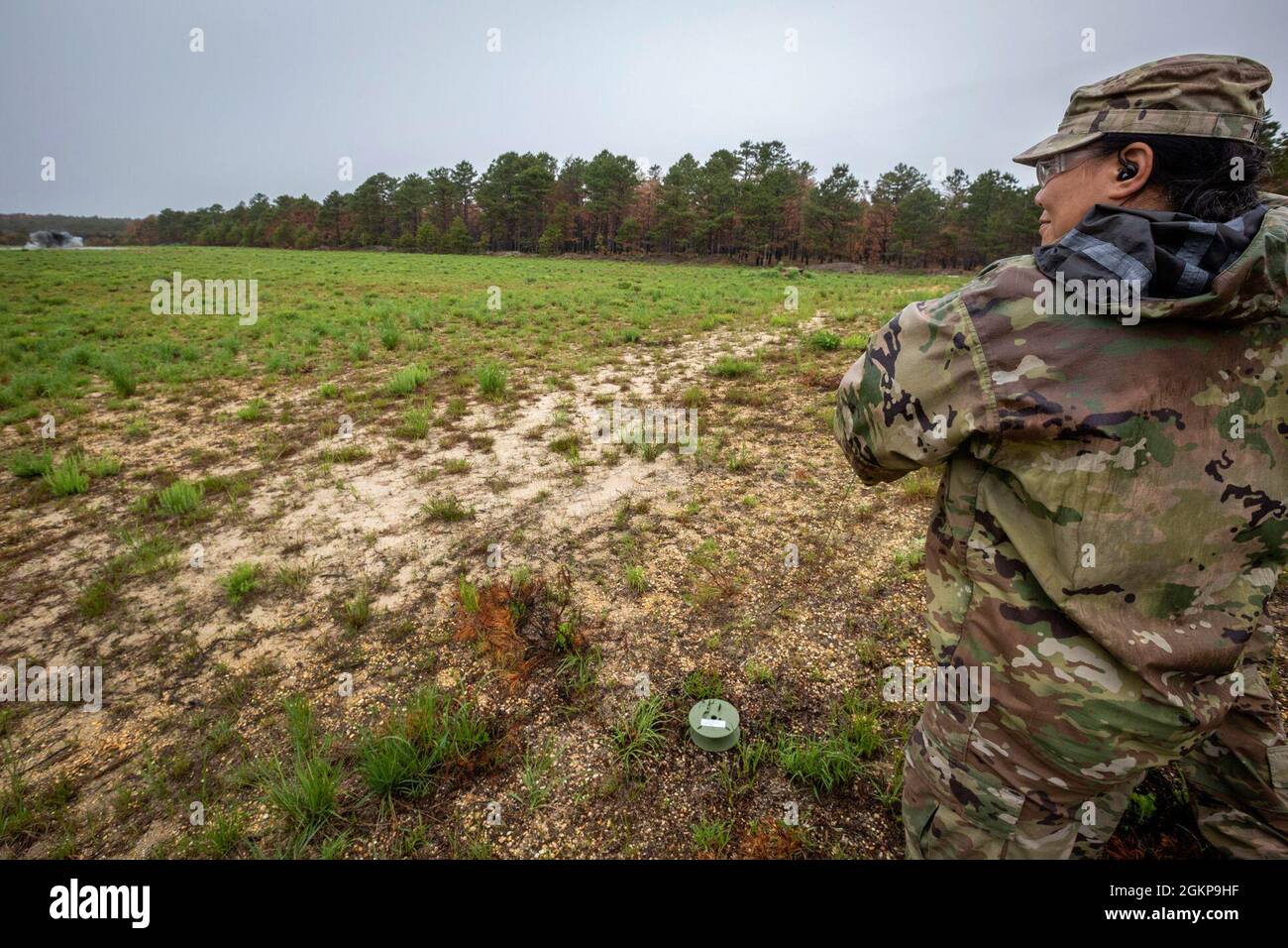 Le capitaine de l'armée américaine Sally Hur, assistante médicale, 21e équipe de soutien civil (21e WMD-CST), Garde nationale du New Jersey, fait exploser un paquet d'explosifs faits maison lors d'un exercice d'entraînement à la base conjointe McGuire-Dix-Lakehurst, N.J., le 11 juin 2021. Les aviateurs d'élimination d'explosifs de la 177e Escadre de chasseurs, ainsi que les entrepreneurs civils, ont formé le 21e WMD-CST aux explosifs faits maison, aux matériaux utilisés, aux effets qu'ils produisent et à reconnaître les signes des sites d'essai où les explosifs ont explosé. Le 21e WMD-CST soutient les autorités civiles à ma Banque D'Images