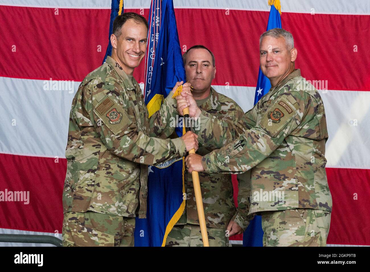 Le colonel Matt Husemann, à gauche, 436e commandant de l'escadre de transport aérien, accepte les lignes directrices du 436e Groupe de maintenance du colonel Christopher May, 436e commandant du MXG, lors de la 436e cérémonie de changement de commandement du MXG sur la base aérienne de Douvres, Delaware, le 11 juin 2021. Le 436e MXG soutient la mission mondiale de mobilité en fournissant des spécialistes de la maintenance formés pour deux des avions de transport de fret de la Force aérienne, le C-5M Super Galaxy et le C-17A Globemaster III Banque D'Images