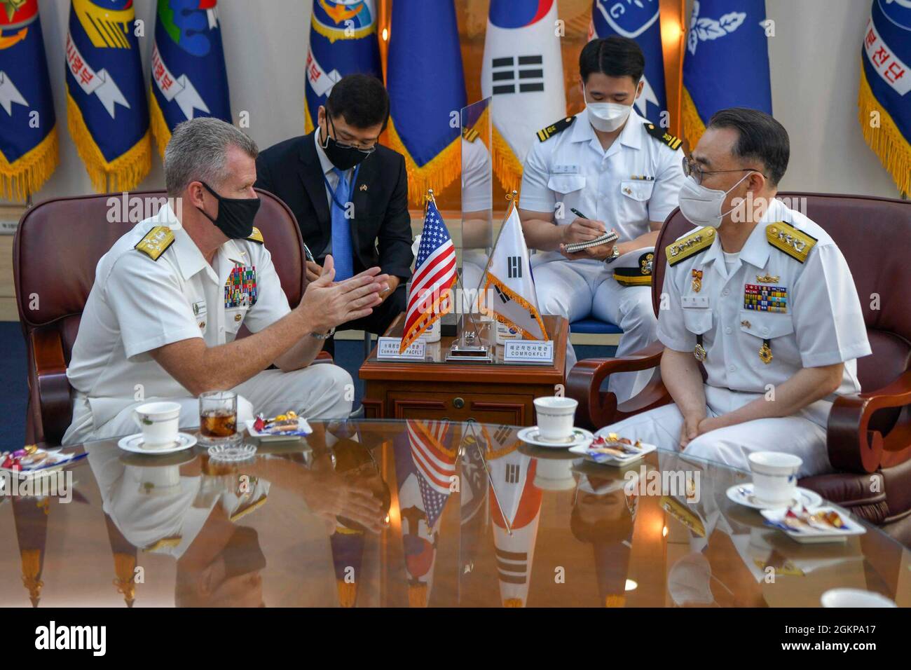 210611-N-ZU710-0061 BUSAN, République de Corée (11 juin 2021) SMA. Samuel Paparo, commandant de la flotte du Pacifique des États-Unis, parle avec le vice-SMA de la marine de la République de Corée (ROK). Lee Jong-ho, commandant de la flotte de la République de Corée, commandant du quartier général de la flotte de la République de Corée, à Busan. ADM. La première visite de Paparo en République de Corée, après avoir pris le commandement du PACFLT, contribuera à façonner l'avenir de l'alliance ROK-US et à promouvoir nos valeurs communes de démocratie, de liberté de navigation et de sécurité maritime. Banque D'Images