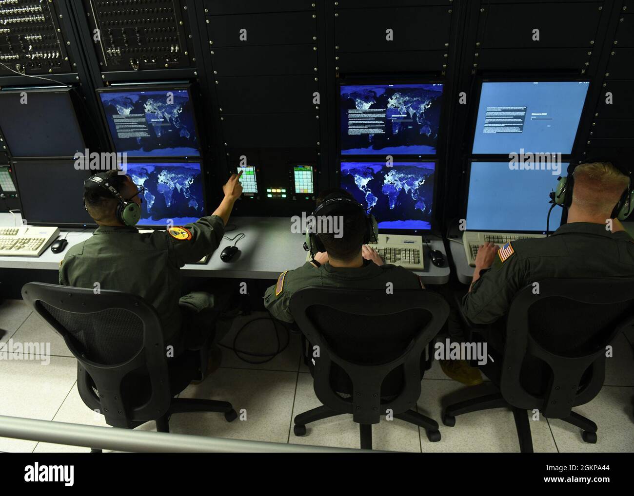 Le 11 juin 2021, le Senior Airman Christopher Cavazos, analyste en langage cryptologique aéroporté du 97e Escadron de renseignement, appuie sur un bouton du panneau de communication tandis que d'autres membres de l'ACLA du 97e Escadron de renseignement utilisent le nouveau simulateur de vol à l'intérieur du bâtiment Martin Bomber de la base aérienne d'Offutt, Nebraska. Au cours des inondations de 2019, Offutt a perdu 234 millions de dollars en technologie de l'information et environ 700 millions de dollars en installations de base. Banque D'Images