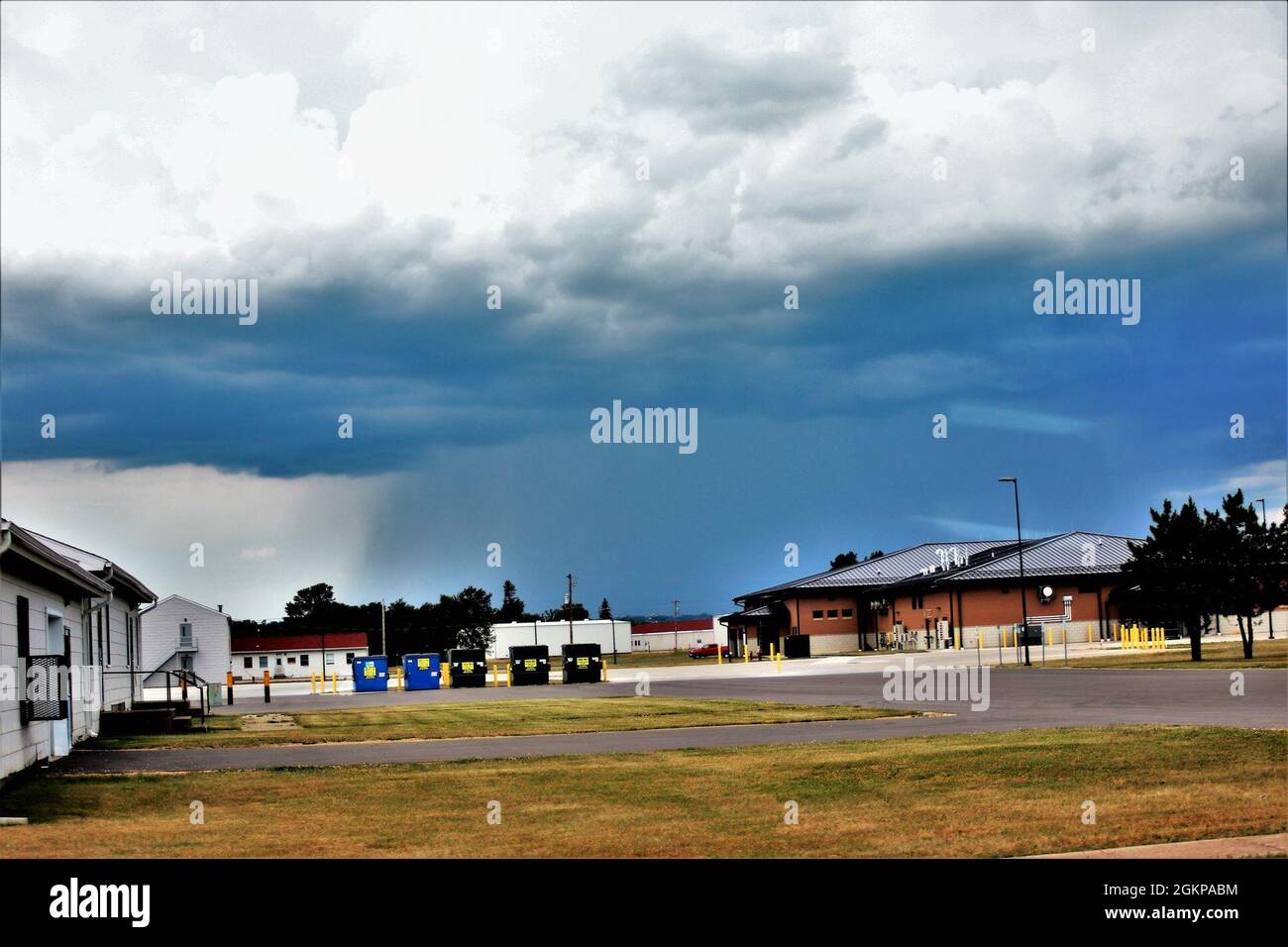 Des nuages orageux pour un orage se déplacent au-dessus de fort McCoy, Wisconsin, le 11 juin 2021. Chaque printemps et chaque été dans le Wisconsin, les orages violents sont fréquents et peuvent produire des tornades. Les responsables de la sécurité de fort McCoy exhortent les gens à se préparer en cas de grèves météorologiques sévères. Banque D'Images Des nuages orageux pour un orage se déplacent au-dessus de fort McCoy, Wisconsin, le 11 juin 2021. Chaque printemps et chaque été dans le Wisconsin, les orages violents sont fréquents et peuvent produire des tornades. Les responsables de la sécurité de fort McCoy exhortent les gens à se préparer en cas de grèves météorologiques sévères. Banque D'Images