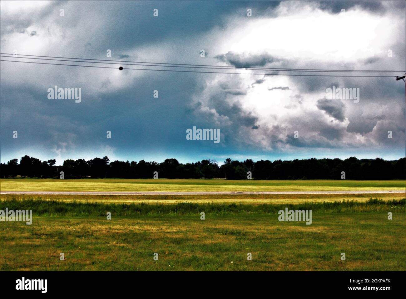 Des nuages orageux pour un orage se déplacent au-dessus de fort McCoy, Wisconsin, le 11 juin 2021. Chaque printemps et chaque été dans le Wisconsin, les orages violents sont fréquents et peuvent produire des tornades. Les responsables de la sécurité de fort McCoy exhortent les gens à se préparer en cas de grèves météorologiques sévères. Banque D'Images Des nuages orageux pour un orage se déplacent au-dessus de fort McCoy, Wisconsin, le 11 juin 2021. Chaque printemps et chaque été dans le Wisconsin, les orages violents sont fréquents et peuvent produire des tornades. Les responsables de la sécurité de fort McCoy exhortent les gens à se préparer en cas de grèves météorologiques sévères. Banque D'Images