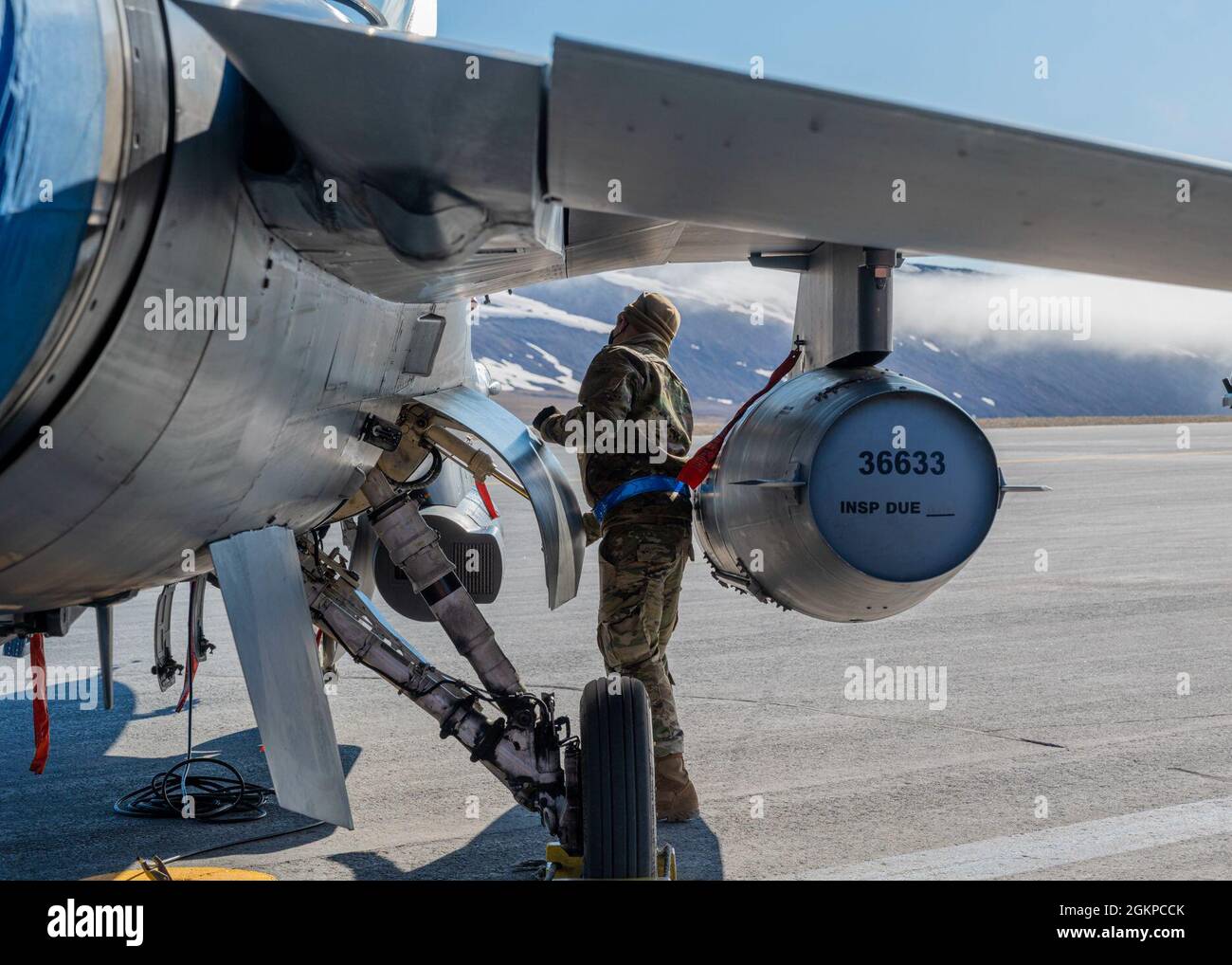 Un Airman de la Force aérienne des États-Unis affecté au 140e Escadron de maintenance aérienne contrôle un aéronef le 11 juin 2021 à la base aérienne de Thule, au Groenland. L'exercice Aralgam Dart se tiendra du 10 au 19 juin 2021, avec des opérations dans toute l'Arctique, de la mer de Beaufort à Thule, au Groenland. Amalgame Dart 21-01 offre au NORAD l'occasion de perfectionner ses compétences en matière de défense continentale, à mesure que les forces canadiennes et américaines opèrent ensemble dans l'Arctique. Commandement binational canadien et Ameican, le NORAD utilise un réseau de capteurs spatiaux, aériens et terrestres, des ravitailleurs air-air et des avions de chasse, des contrôleurs Banque D'Images