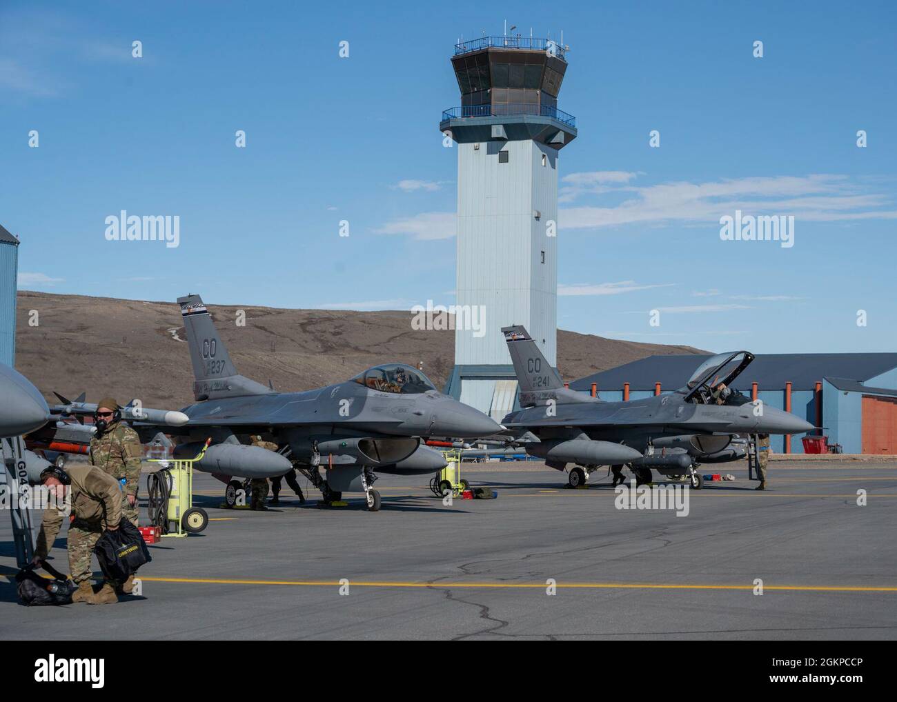 La Force aérienne des États-Unis F-16 Faucon Faucon arrive à la base aérienne de Thule, au Groenland, le 11 juin 2021. L'exercice Aralgam Dart se tiendra du 10 au 19 juin 2021, avec des opérations dans toute l'Arctique, de la mer de Beaufort à Thule, au Groenland. Amalgame Dart 21-01 offre au NORAD l'occasion de perfectionner ses compétences en matière de défense continentale, à mesure que les forces canadiennes et américaines opèrent ensemble dans l'Arctique. Commandement binational canadien et Ameican, le NORAD utilise un réseau de capteurs spatiaux, aériens et terrestres, de ravitailleurs air-air et d'avions de chasse, contrôlés par un réseau sophistiqué de commandement et de contrôle Banque D'Images