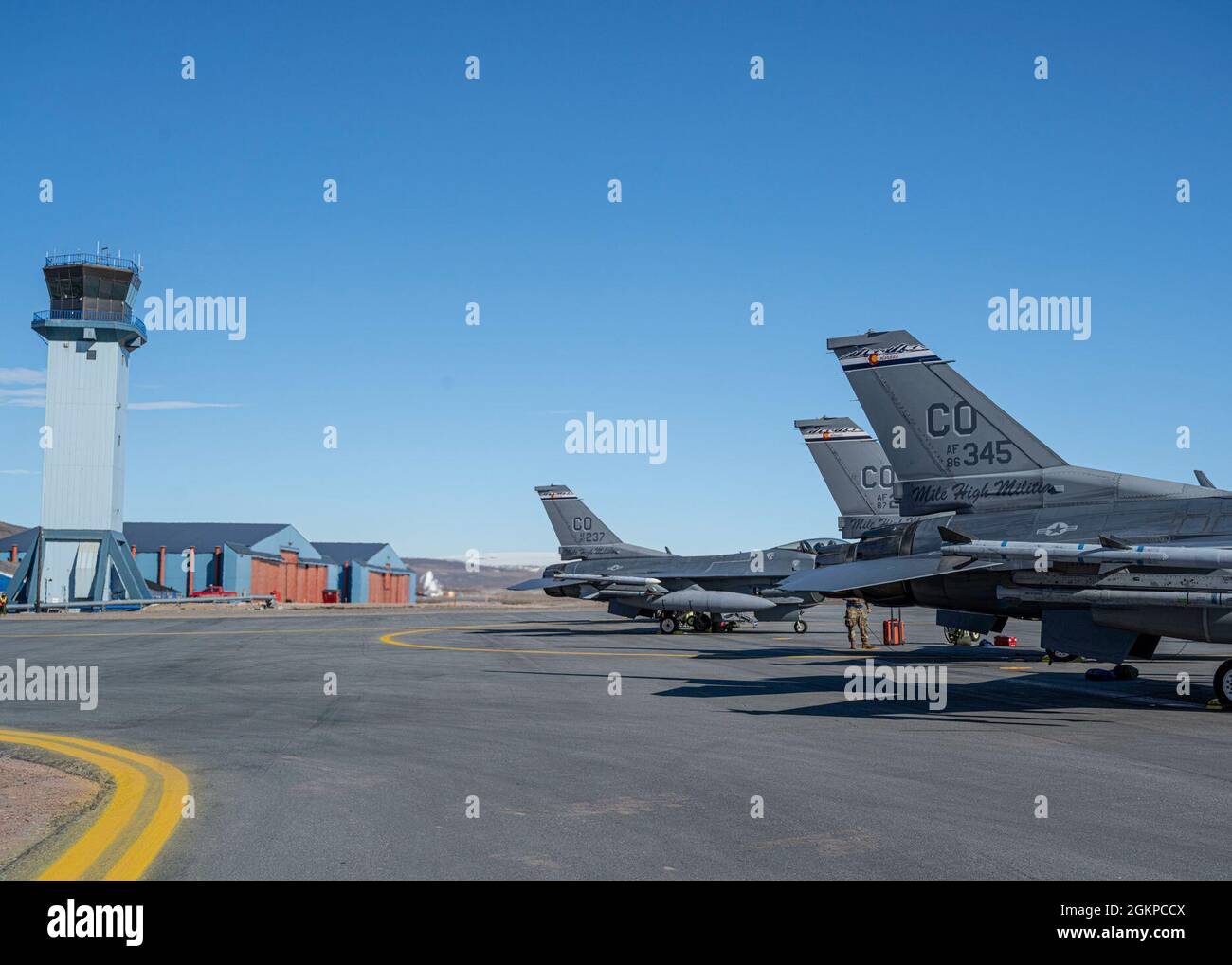 La Force aérienne des États-Unis F-16 Faucon Faucon arrive à la base aérienne de Thule, au Groenland, le 11 juin 2021. L'exercice Aralgam Dart se tiendra du 10 au 19 juin 2021, avec des opérations dans toute l'Arctique, de la mer de Beaufort à Thule, au Groenland. Amalgame Dart 21-01 offre au NORAD l'occasion de perfectionner ses compétences en matière de défense continentale, à mesure que les forces canadiennes et américaines opèrent ensemble dans l'Arctique. Commandement binational canadien et Ameican, le NORAD utilise un réseau de capteurs spatiaux, aériens et terrestres, de ravitailleurs air-air et d'avions de chasse, contrôlés par un réseau sophistiqué de commandement et de contrôle Banque D'Images