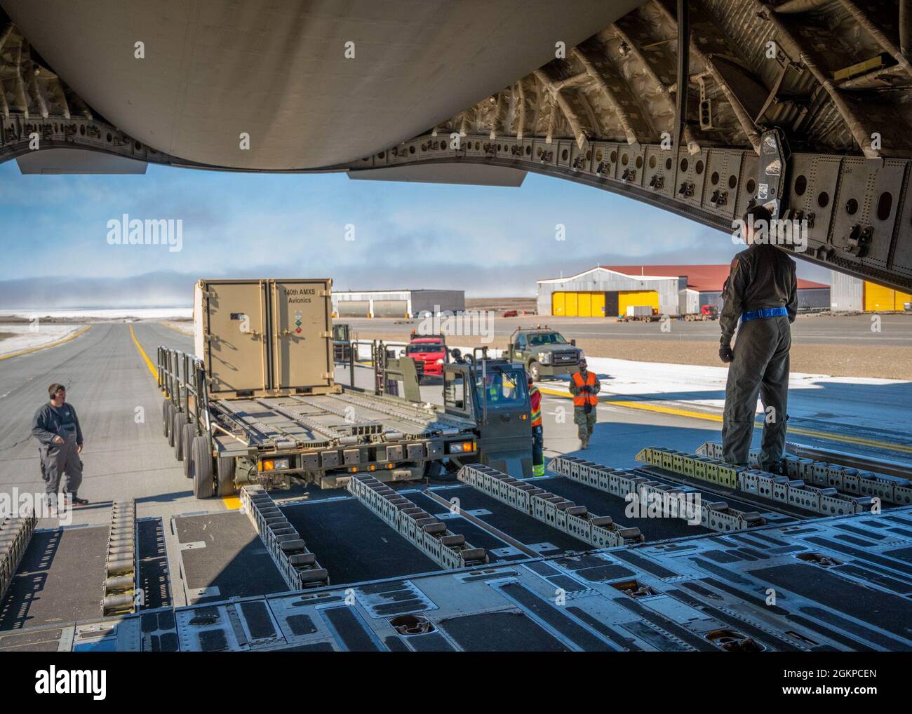 Les aviateurs de la US Air Force de la Garde nationale aérienne du Colorado de la 140e Escadre déchargent du fret pendant l'exercice Aralgam Dart 21-1, le 11 juin 2021 à la base aérienne de Thule, au Groenland. L'exercice Aralgam Dart se tiendra du 10 au 19 juin 2021, avec des opérations dans toute l'Arctique, de la mer de Beaufort à Thule, au Groenland. Amalgame Dart 21-01 offre au NORAD l'occasion de perfectionner ses compétences en matière de défense continentale, à mesure que les forces canadiennes et américaines opèrent ensemble dans l'Arctique. Commandement binational canadien et Ameican, le NORAD utilise un réseau de capteurs spatiaux, aériens et terrestres, de navires-citernes de ravitaillement air-air et de figues Banque D'Images