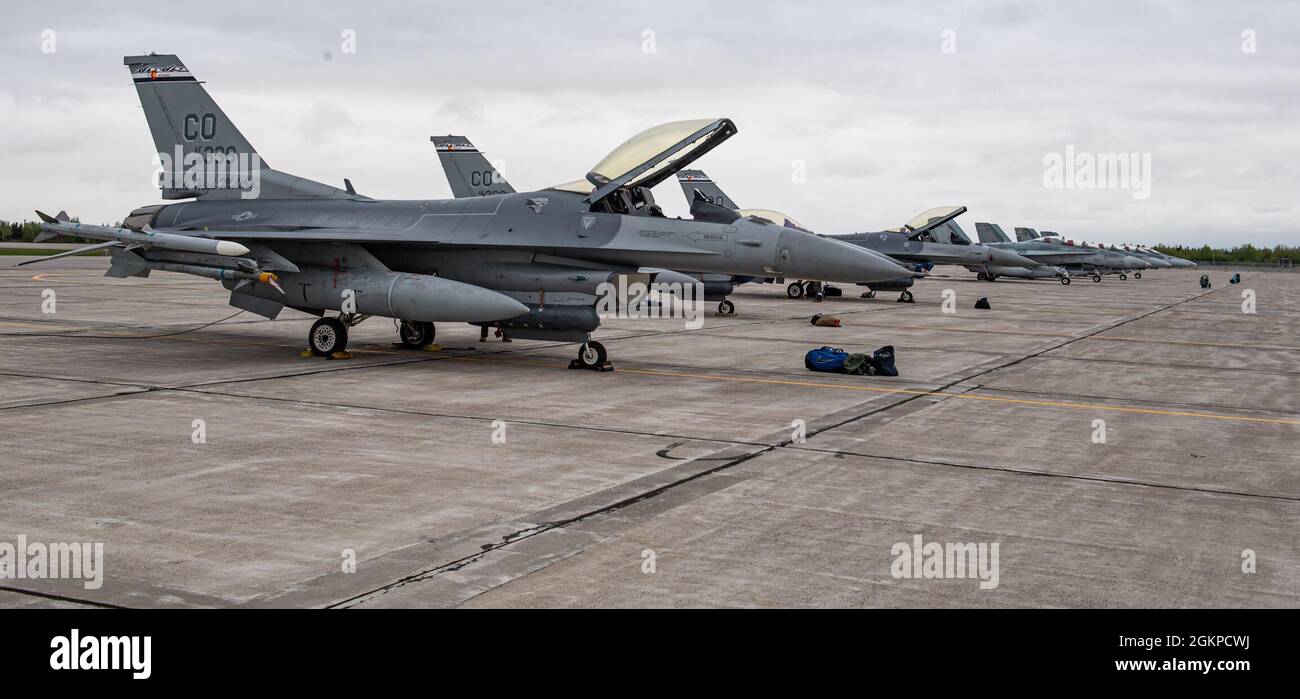 Trois Faucon 16 Fighting Faucon de la Force aérienne des États-Unis, 140e Escadre, Garde nationale aérienne du Colorado, se joignent à quatre Hornets F-18 de la Force aérienne du Canada royale du 425 Escadron d'appui tactique, 3 e Escadre Baggotville, à la 5 e Escadre Goose Bay (Terre-Neuve-et-Labrador) pour l'exercice du NORAD Aralgam Dart 21-1, le 12 juin 2021. Photo : Caporal-chef Krista Blizzard Banque D'Images