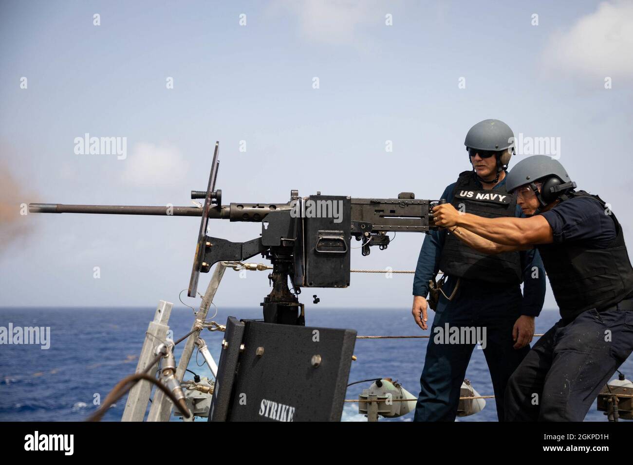 210612-N-RL695-1401 MER DES CARAÏBES - (12 juin 2021) -- le compagnon de Gunner de 1re classe Benjamin Parrish, à gauche, et le spécialiste des opérations de 1re classe Keith Samayo, affecté au navire de combat littoral Freedom-variant USS Sioux City (LCS 11), participent à une séance de qualification de mitrailleuse de calibre .50, le 12 juin 2021. Sioux City est déployée dans la zone d’opérations de la 4e flotte des États-Unis pour appuyer la mission de la Force opérationnelle interagences conjointe Sud, qui comprend des missions de lutte contre le trafic illicite de drogues dans les Caraïbes et le Pacifique oriental. Banque D'Images