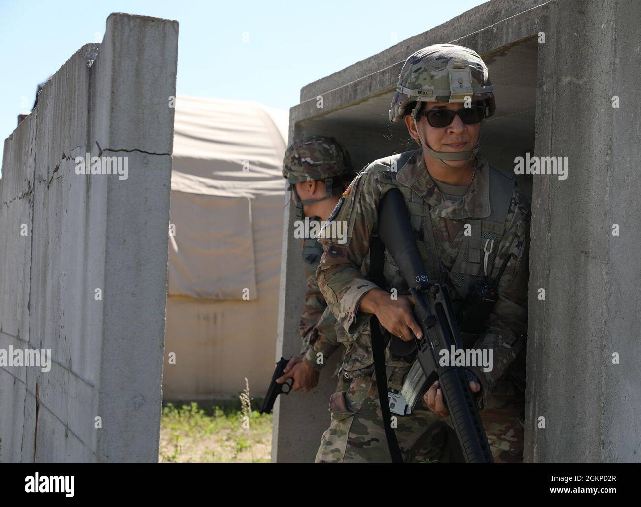 Les soldats de la Réserve de l'armée américaine participant à l'exercice Warrior 86-21-02 réagissent au jeu de rôle des forces opposées qui s'affrontent dans la zone d'assemblage tactique Freedom, fort McCoy, Wisconsin, le 12 juin 2021. La sécurité périmétrique est un élément essentiel de l'état de préparation et de la sécurité de l'unité. Réserve de l'armée américaine Banque D'Images