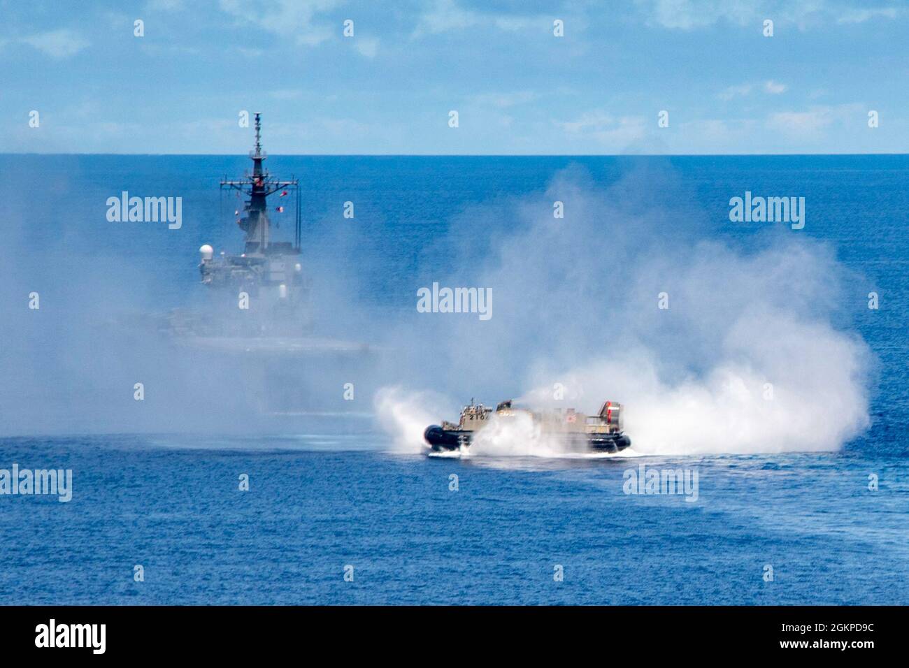 MER DES PHILIPPINES (12 juin 2021) Un embarcation, coussin d'air de la Force d'autodéfense maritime japonaise, pénètre dans le pont de puits du navire-citerne JS Shimokita (LST 4002) lors d'un exercice de co-déploiement avec le America Amphiobie Ready Group. Le America Amphiobie Ready Group, ainsi que la 31e Marine Expeditionary Unit, opère dans la zone d'opérations de la 7e flotte des États-Unis pour améliorer l'interopérabilité avec les alliés et les partenaires et servir de force de réaction prête à l'emploi pour défendre la paix et la stabilité dans la région Indo-Pacifique. Banque D'Images