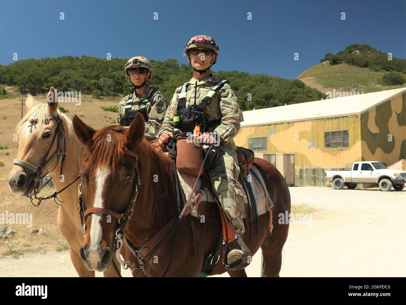 Garde d'État de Californie 1er lieutenant Kathleen King et Adjudant-chef 3 Suzy Shimonishi du 26e détachement des opérations à cheval revient d'une mission de recherche et de sauvetage qui faisait partie de leur exercice annuel d'entraînement au Camp San Luis Obispo, en Californie, le 12 juin 2021. ( photo par le sergent d'état-major de la Garde d'État de Californie. Zak Lara) Banque D'Images