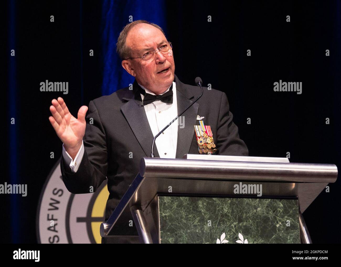 Le Lgén (retraité) de la U.S. Air Force David A. Deptula, doyen de l'Institut Mitchell d'études aérospatiales, parle lors de la remise des diplômes de la classe 21A Arms School au Bally's Las Vegas Hotel and Casino, le 12 juin 2021. À la fin de leur diplôme, les nouveaux officiers des armes retournent sur le terrain pour servir d'officiers d'armes et de tactiques, diriger des missions de combat et fournir un soutien tactique, opérationnel et stratégique aux dirigeants et décideurs. Banque D'Images