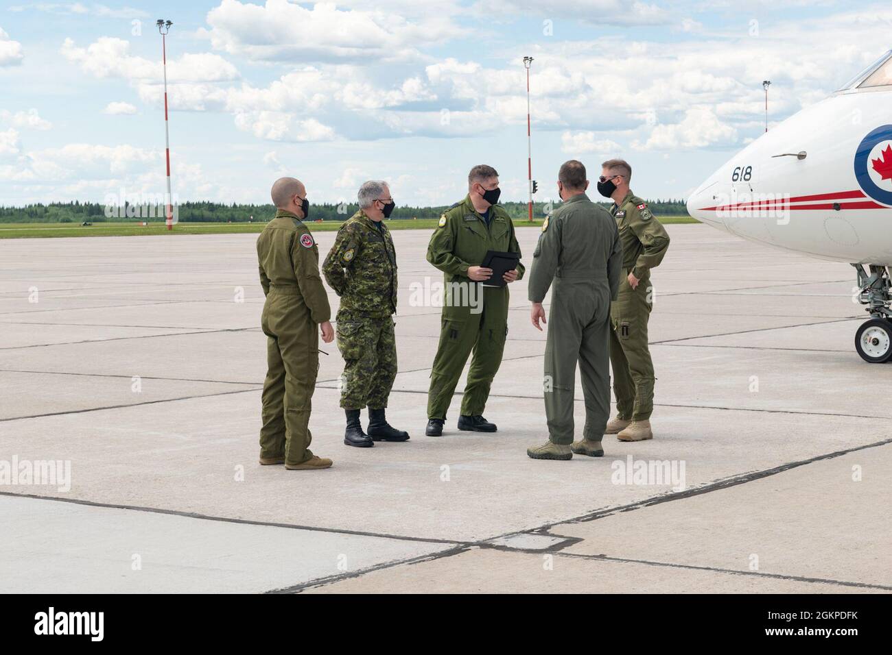 Le commandant de l'escadron de soutien opérationnel 4, le Lieutenant-colonel Renato Duarte, Adjudant-chef de la 4 e Escadre Lee Darling, commandant de la 4 e Escadre, le colonel David Moar, le brigadier-général Edward Vaughan et le brigadier-général Gregory Smith échangent leurs salutations le 12 juin 2021 à la 4 e Escadre Cold Lake (Alberta). Photo : Caporal Brock Curtis, imagerie de la 4 e Escadre Banque D'Images