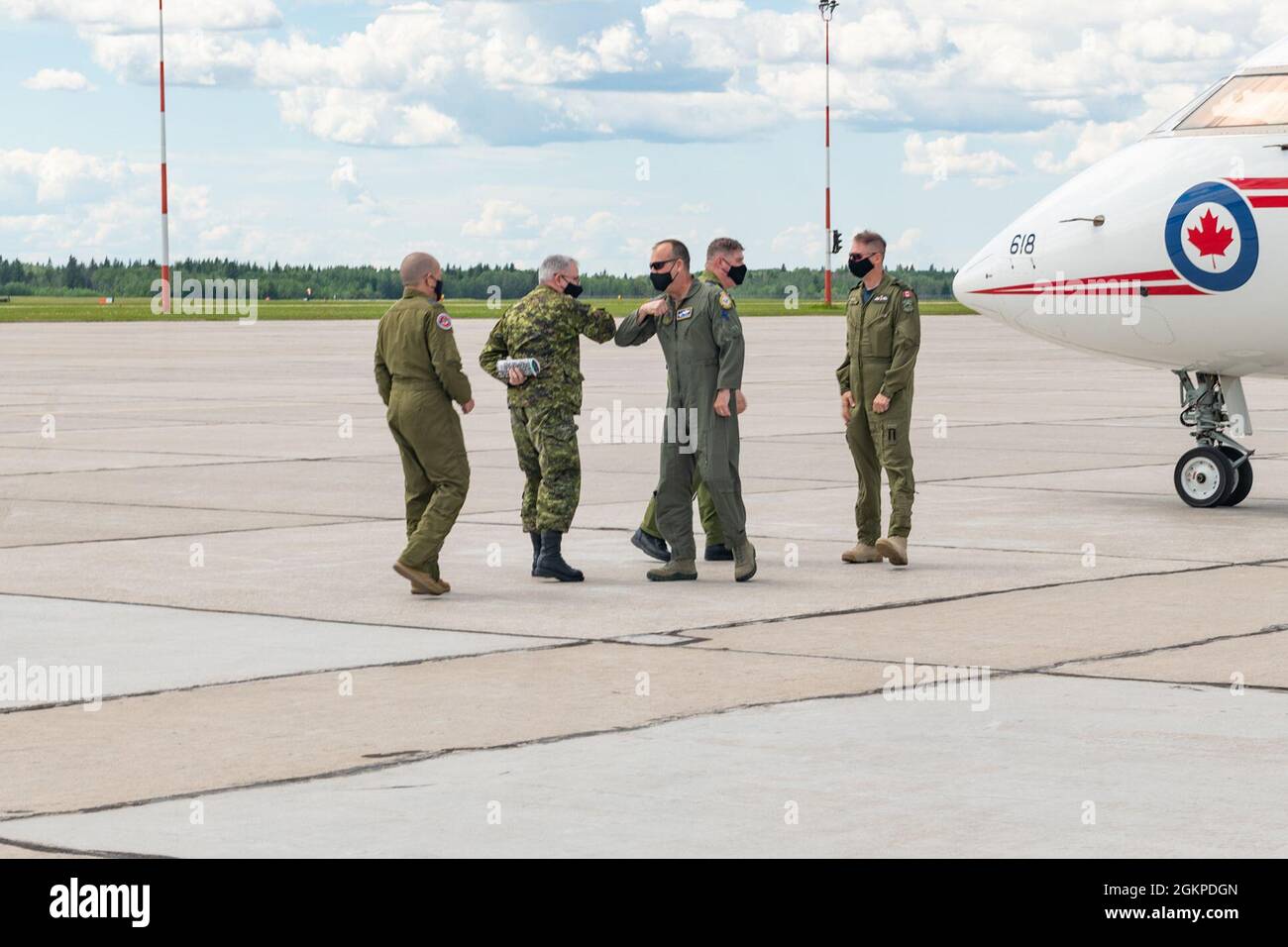 Le commandant de l'escadron de soutien opérationnel 4, le Lieutenant-colonel Renato Duarte, Adjudant-chef de la 4 e Escadre Lee Darling, commandant de la 4 e Escadre, le colonel David Moar, le brigadier-général Edward Vaughan et le brigadier-général Gregory Smith échangent leurs salutations le 12 juin 2021 à la 4 e Escadre Cold Lake (Alberta). Photo : Caporal Brock Curtis, imagerie de la 4 e Escadre Banque D'Images