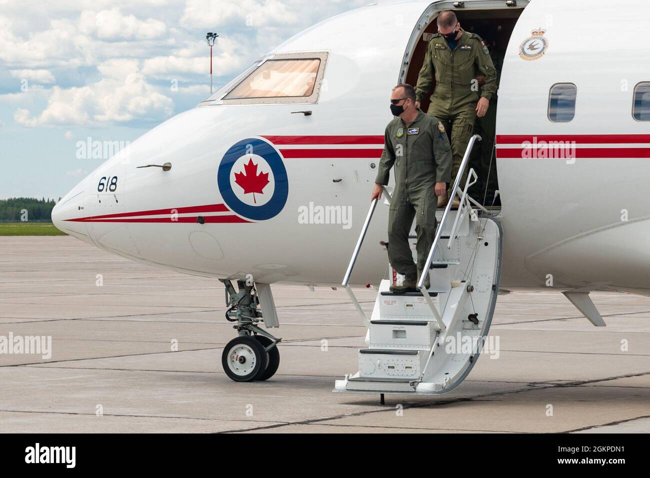 Le Brigadier général Edward Vaughan de la Force aérienne des États-Unis et le Brigadier général Gregory Smith de la Force aérienne royale du Canada ont fait le démontage du CC-144 Challenger de la Force aérienne royale du Canada le 12 juin 2021 à la 4 e Escadre, à Cold Lake (Alberta). Photo : Caporal Brock Curtis, imagerie de la 4 e Escadre Banque D'Images