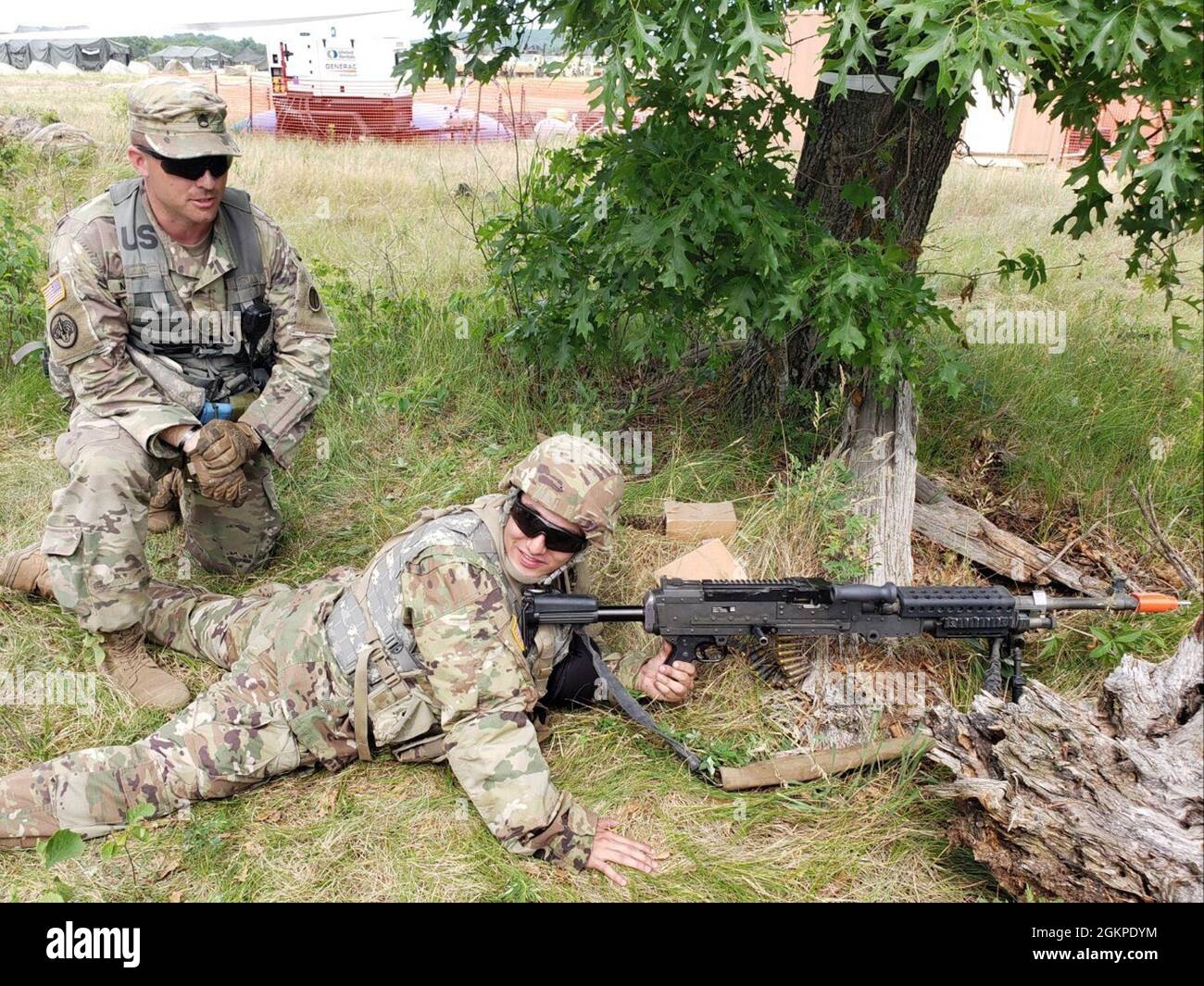 L'observateur, l'entraîneur/les formateurs aident la 812e compagnie de transport à réagir au contact et à traiter une victime pendant le WAREX 86-21-02 organisé par la 86e Division de formation, juin 5-19 à fort McCoy, Wisconsin. Les OC/TS sont essentiels à la formation des soldats et à l'essai et à l'évaluation des tâches essentielles de la mission individuelle et de l'équipe. Banque D'Images