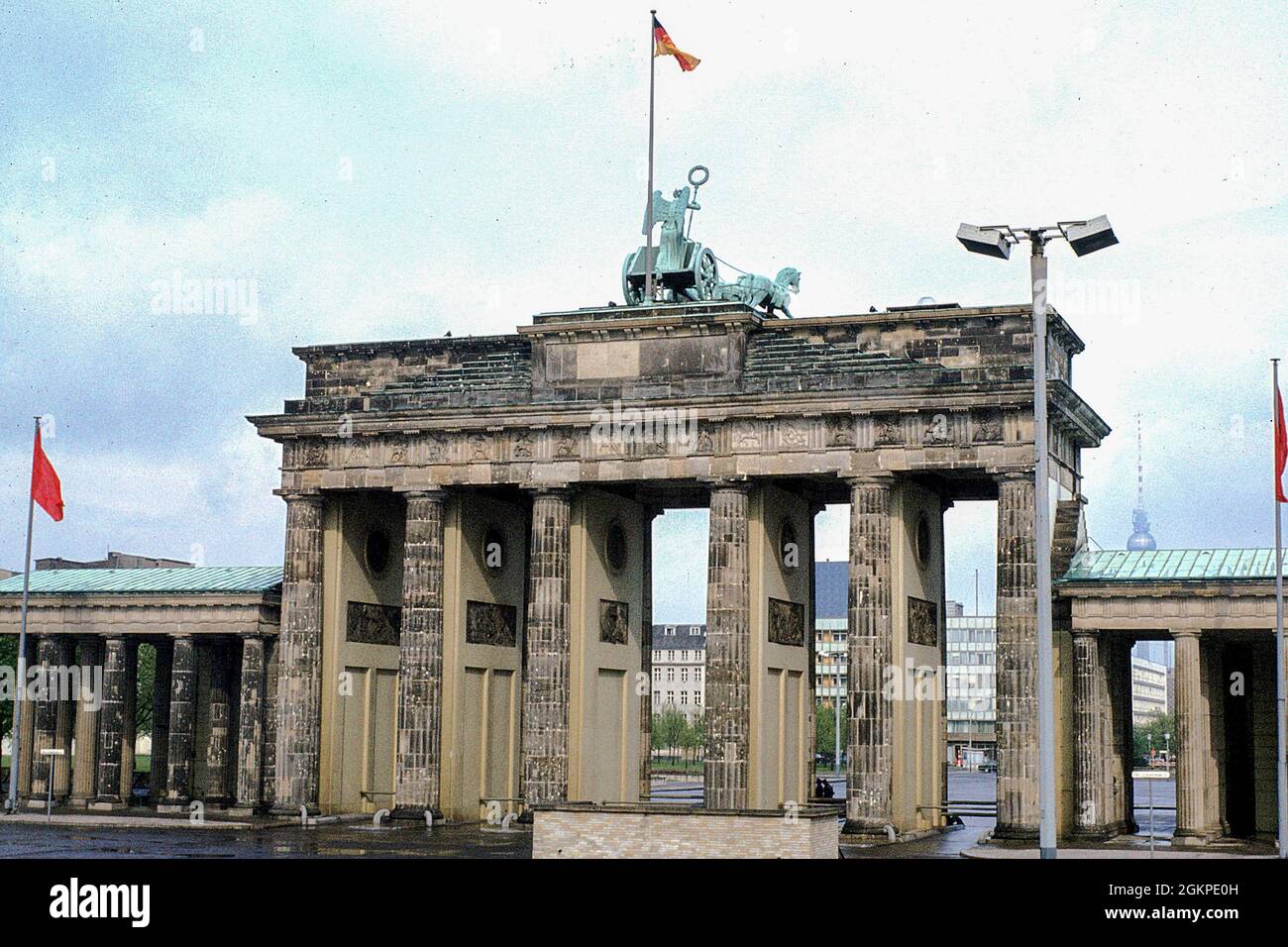 La porte de Brandebourg et le mur de Berlin pendant la guerre froide Photo  Stock - Alamy