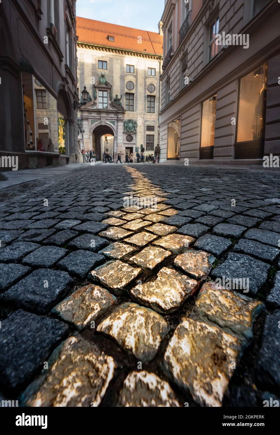 Les pavés d'or à Viscardigasse - les gens ont utilisé cette allée pour éviter de rendre hommage devant les soldats nazis - Munich, Bavière, Allemagne Banque D'Images