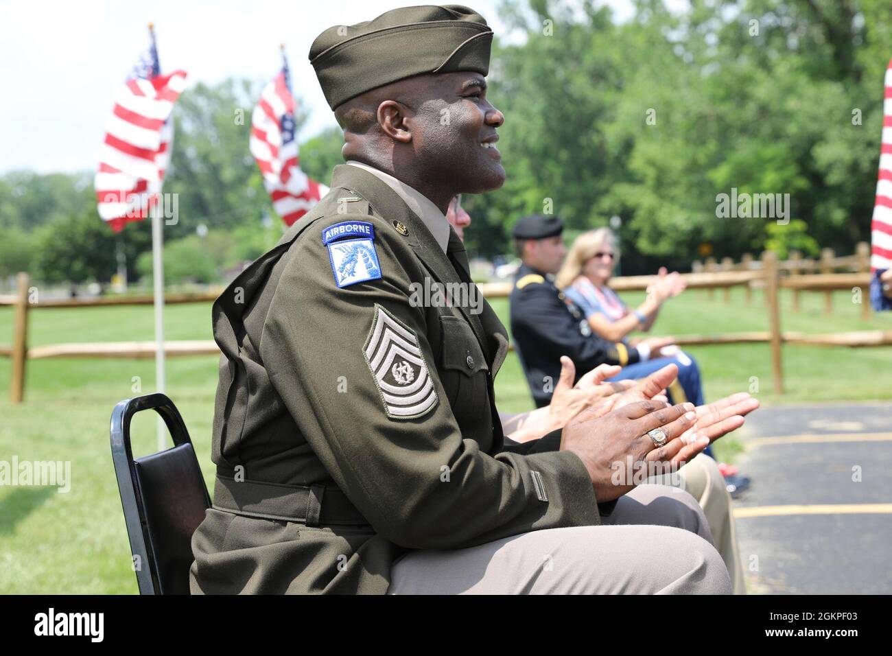 Le Sergent de commandement de la Garde nationale de l'Armée de l'Ohio le Major Sheldon Chambliss écoute l'aide civile de la secrétaire de l'Armée, Susan Shugert Green, lors de la cérémonie de découpe du gâteau d'anniversaire de l'Armée de l'Ohio, au VFW Tri-Community Post 4719 à Gahanna, Ohio, le 13 juin 2021. Banque D'Images