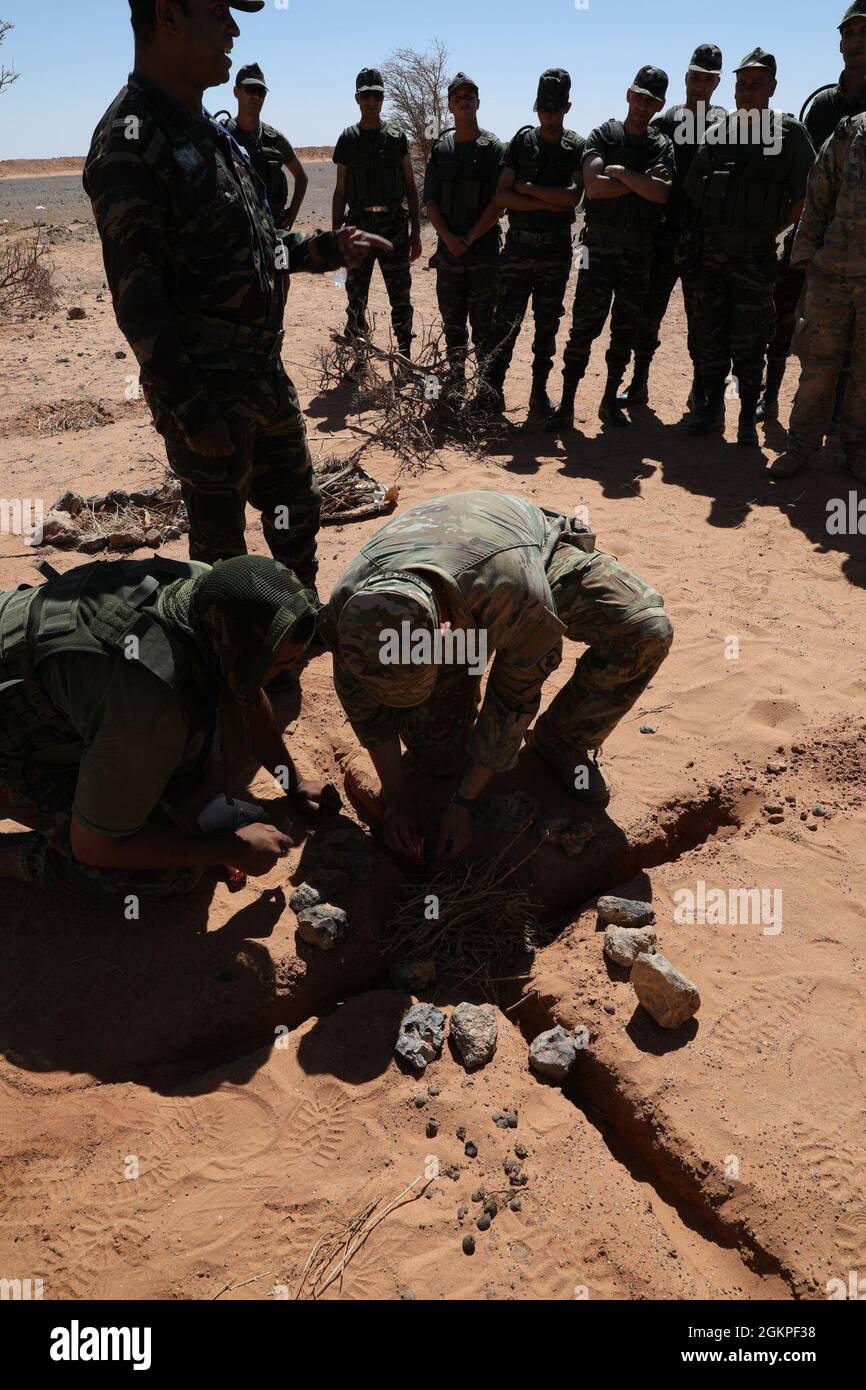 Les soldats de l'armée américaine affectés au 503e Régiment d'infanterie de parachutisme, 2e Bataillon, 173e Brigade aéroportée et les soldats des Forces royales marocaines mènent une formation de survie dans le désert pendant l'African Lion 2021 le 13 juin 2021. African Lion 2021 est l'exercice annuel le plus important, conjoint et premier du Commandement de l'Afrique des États-Unis, organisé par le Maroc, la Tunisie et le Sénégal, le 7-18 juin. Plus de 7,000 participants de neuf pays et de l'OTAN s'entraînent ensemble en mettant l'accent sur l'amélioration de la préparation des forces américaines et des forces des pays partenaires. African Lion 21 est un exercice multidomaine, multicomposant et multinational, qui emploie un arra complet Banque D'Images