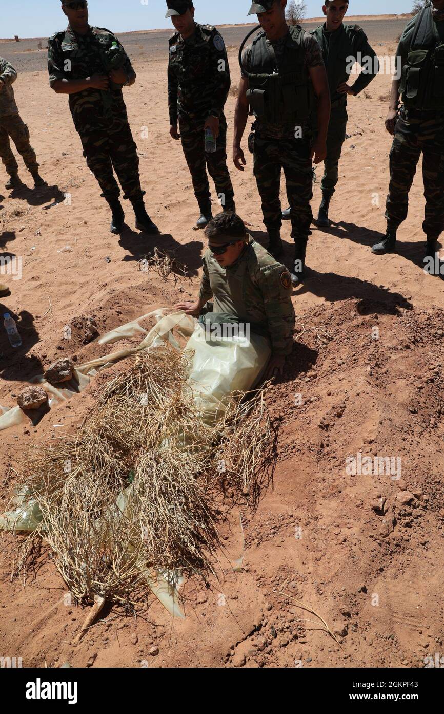 Les soldats de l'armée américaine affectés au 503e Régiment d'infanterie de parachutisme, 2e Bataillon, 173e Brigade aéroportée et les soldats des Forces royales marocaines mènent une formation de survie dans le désert pendant le Lion Africain 2021 le 13 juin 2021. African Lion 2021 est l'exercice annuel le plus important, conjoint et premier du Commandement de l'Afrique des États-Unis, organisé par le Maroc, la Tunisie et le Sénégal, le 7-18 juin. Plus de 7,000 participants de neuf pays et de l'OTAN s'entraînent ensemble en mettant l'accent sur l'amélioration de la préparation des forces américaines et des forces des pays partenaires. African Lion 21 est un exercice multidomaine, multicomposant et multinational, qui emploie un arra complet Banque D'Images