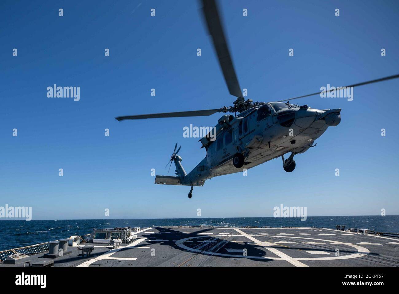 MER BALTIQUE (13 juin 2021) Un hélicoptère MH-Seahawk DES ANNÉES 60 affecté aux « Ghostriders » de l'escadron de combat de la mer (HSC) 28 quitte le pont de vol du destroyer à missiles guidés de la classe Arleigh Burke USS Roosevelt (DDG 80) pendant le BALTOPS 50, le 13 juin 2021. Le 50ème BALTOPS représente un engagement continu et constant à renforcer l'interopérabilité au sein de l'Alliance et à assurer la sécurité maritime collective dans la mer Baltique. Banque D'Images