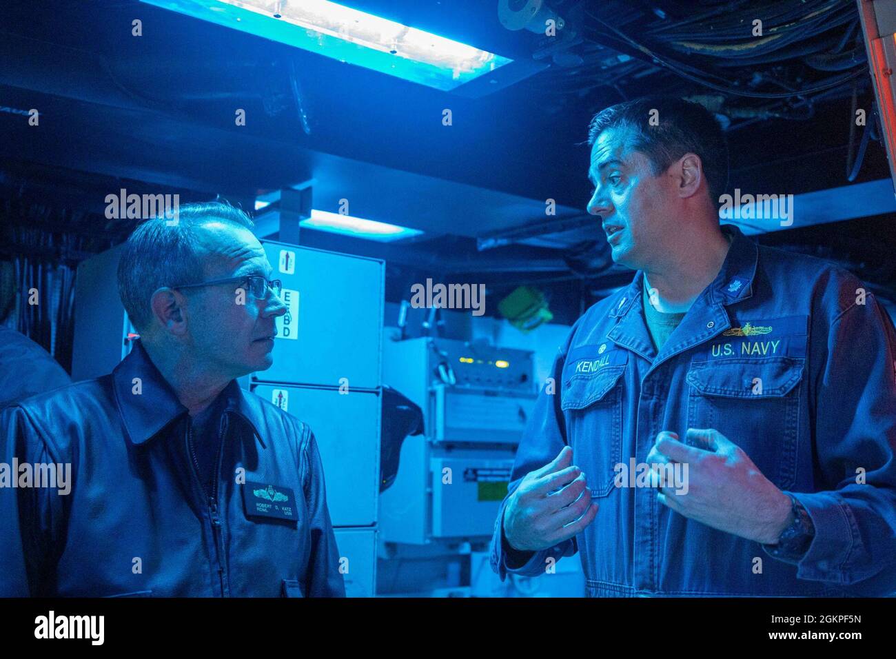 MER BALTIQUE (13 juin 2021) Cmdr. Ryan Kendall, commandant du destroyer à missiles guidés de classe Arleigh Burke USS Roosevelt (DDG 80), à droite, parle au commandant du Groupe de grève expéditionnaire deux, ADM arrière. Robert Katz dans le centre d'information au combat pendant BALTOPS 50, le 13 juin 2021. Le 50ème BALTOPS représente un engagement continu et constant à renforcer l'interopérabilité au sein de l'Alliance et à assurer la sécurité maritime collective dans la mer Baltique. Banque D'Images