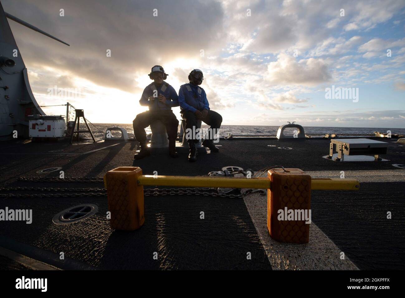 210613-N-CZ893-1098 OCÉAN PACIFIQUE (le 13 juin 2021) des marins se tiennent debout pour des opérations de vol sur le pont de vol du destroyer de la classe Arleigh Burke USS Howard (DDG 83) le 13 juin 2021. Howard mène actuellement des opérations maritimes de routine dans la zone d'exploitation de l'île Hawaiian. Banque D'Images